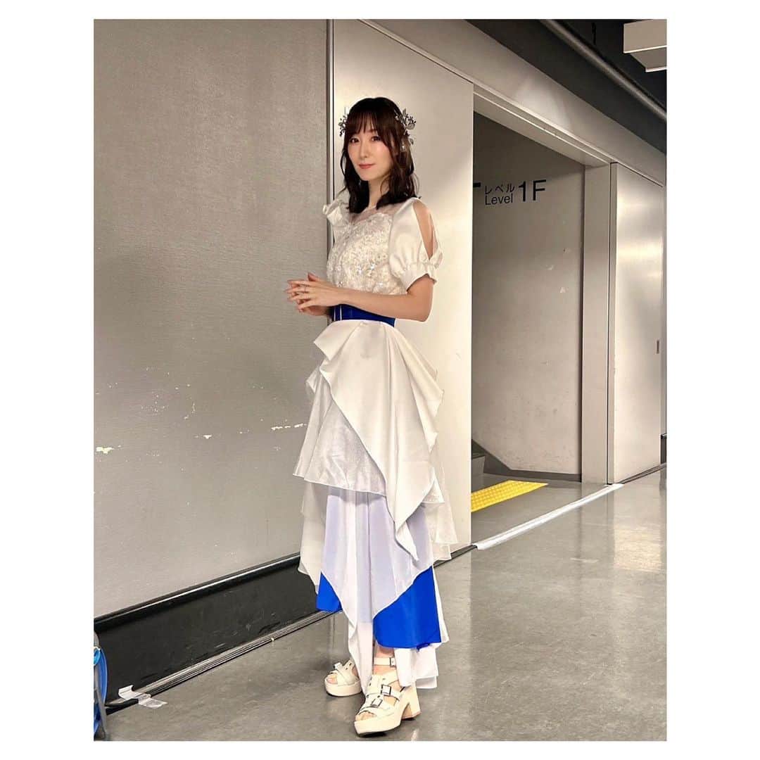 ChouChoのインスタグラム：「. アニサマの衣装の全身写真🤍  アシンメトリーの素敵なドレスを作っていただきました😊✨ 袖もスカートも左右でデザインが違うよ♪  stylist : @kayoxxx  . . . #ChouCho #anisama #アニサマ2023 #衣装」