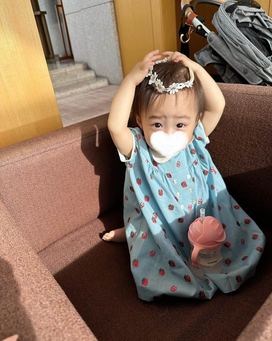 サキ吉さんのインスタグラム写真 - (サキ吉Instagram)「最高に癒されるショットをお届け📸👶🏻👶🏻💕 ． 本当は下書きで投稿したい写真溜まってるんだけど、どうしてもこれはすぐpostしたかった🥹🫶❤️ ． 今日はみかさん＆娘ちゃんと 4人で初デート💓💓💓 @mikapu0519  6月生まれの同い年ベビー😍 お互い共通点も多くて気がついたら3時間あっという間に経ってた🤣💕 ． @marque_official のベビーグッズも🎁で頂いて🥺💕 早速お花のピンつけて写真撮ったよ✌️ ． また来月も遊べるの楽しみ🥰 良き一日だった❤️❤️❤️ ． ． ．  #新米ママ #女の子ママ #令和4年ベビー #女の子ベビー #赤ちゃんのいる暮らし #赤ちゃんのいる生活 #子育て #ママライフ #ママ垢さんと繋がりたい #1歳児ママとつながりたい  #赤ちゃんコーデ #アフタヌーンティー #アフタヌーンティー東京  #新宿カフェ  #新宿ランチ  #ピークラウンジ  #パークハイアット東京  #赤ちゃんとお出かけ  #赤ちゃん連れランチ」8月30日 20時25分 - sakikichi1201