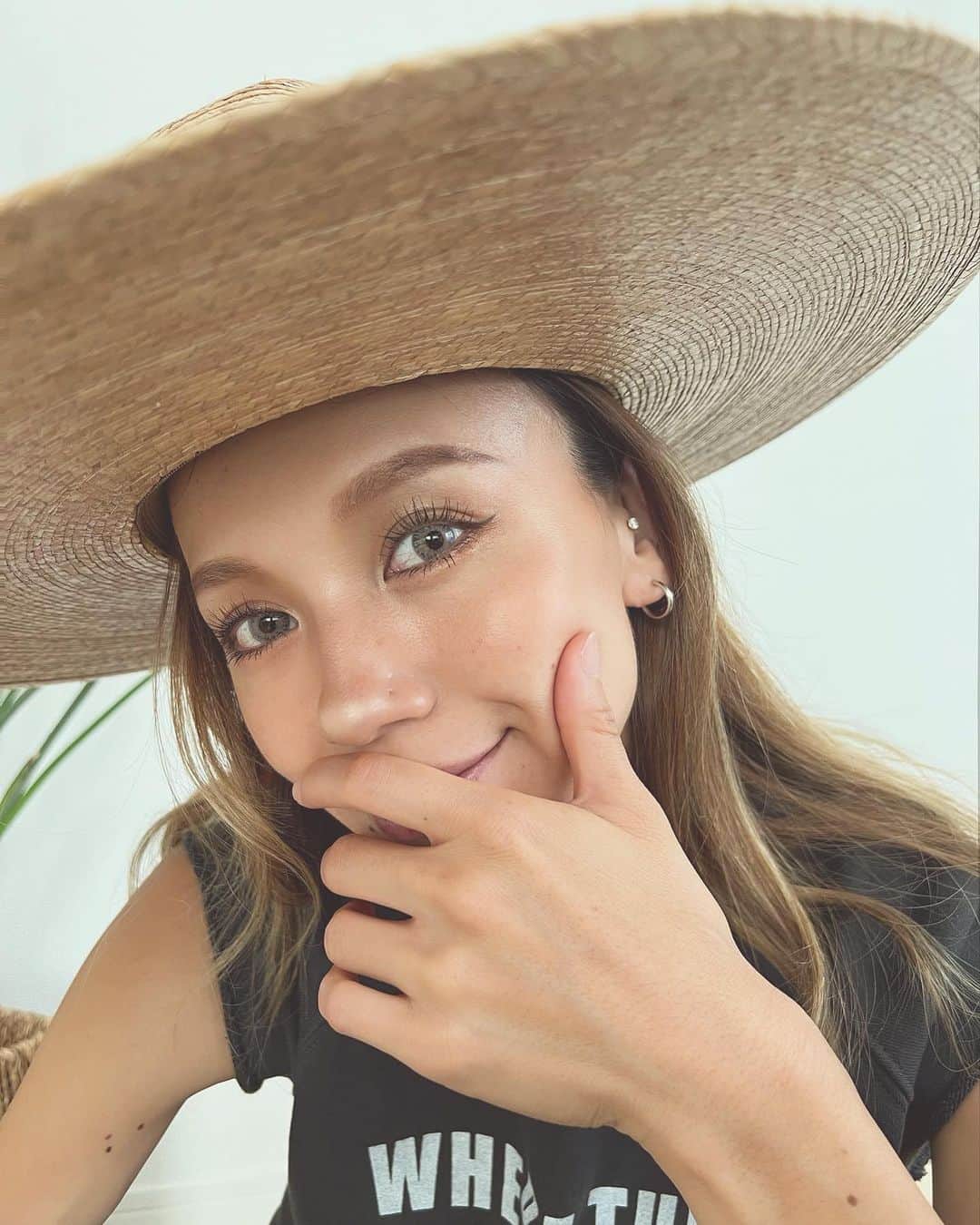 階上実穂のインスタグラム：「楽しみにしてたギャルいカラコンが届いたのでさっそく付けてみた🌞🌵🌼 めちゃめちゃ発色もいいしデカ目に見えるからいい感じ♩¨̮⑅*  カラコン探しは楽しいねぇ✌🏽 今回付けたのは𝖫𝖾 𝖢𝗂𝖾𝗅 𝟣𝖽𝖺𝗒のグレーだよん🪐✨  PR @moon.official_com #カラコンムーン #カラコン #カラコンレビュー #韓国カラコン #高発色カラコン #コスプレ #カラコン好きさんと繋がりたい #カラコンレポ #カラコン着画 #デカ目カラコン」