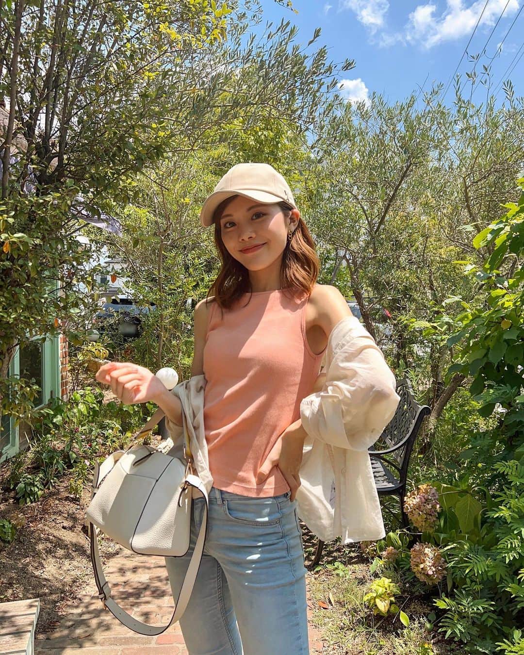 池田真子のインスタグラム：「HAYNIさんとコラボで開発させていただいているバッグ🌼 ． ． シンプルなデザインで、 気分で向きを変えて持つこともできるよ！ ． ． "中身が散らからないバッグ"にこだわって 試行錯誤しています🌱 ． ． ． お楽しみに𓂃☼  ． ． @bag_hayni  ． #HAYNI #バッグ #ショルダーバッグ #ショルダーバッグコーデ #整理収納アドバイザー」
