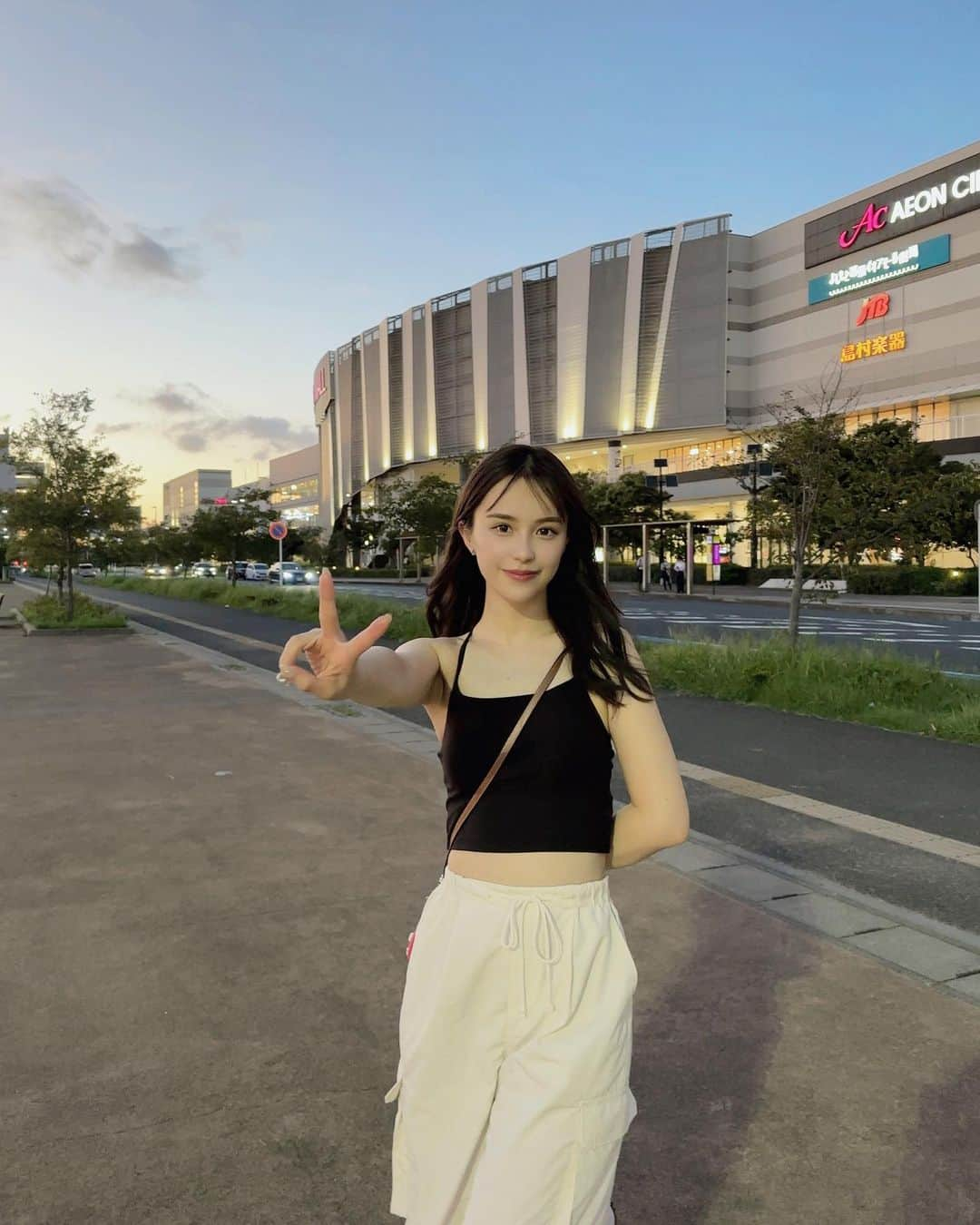 矢田伶華のインスタグラム：「. 5月から本格的にダイエット始めて 7キロぐらい痩せました✌️(元がやばすぎた)  ウェーブやからまだ下半身は大きな変化ないけど、 @porte_beaute1 さんで痩身頑張って通ってる🔥🔥 お肉柔らかくするぞぉ！！  ここのサロンは、自分の身体の特徴とか理解してくれて、 吸引の機械がお肉が柔らかくなるからめっちゃ好き🥹♡  本当に効果あるのでおすすめです！ 二の腕一回で効果ですぎ🤣  初めての方は試しやすいクーポンあるので いってみて！🤝🏾🤍本当におすすめ！  #ダイエット #痩身エステ #食事制限 #diet #脂肪燃焼 #三軒茶屋エステ」