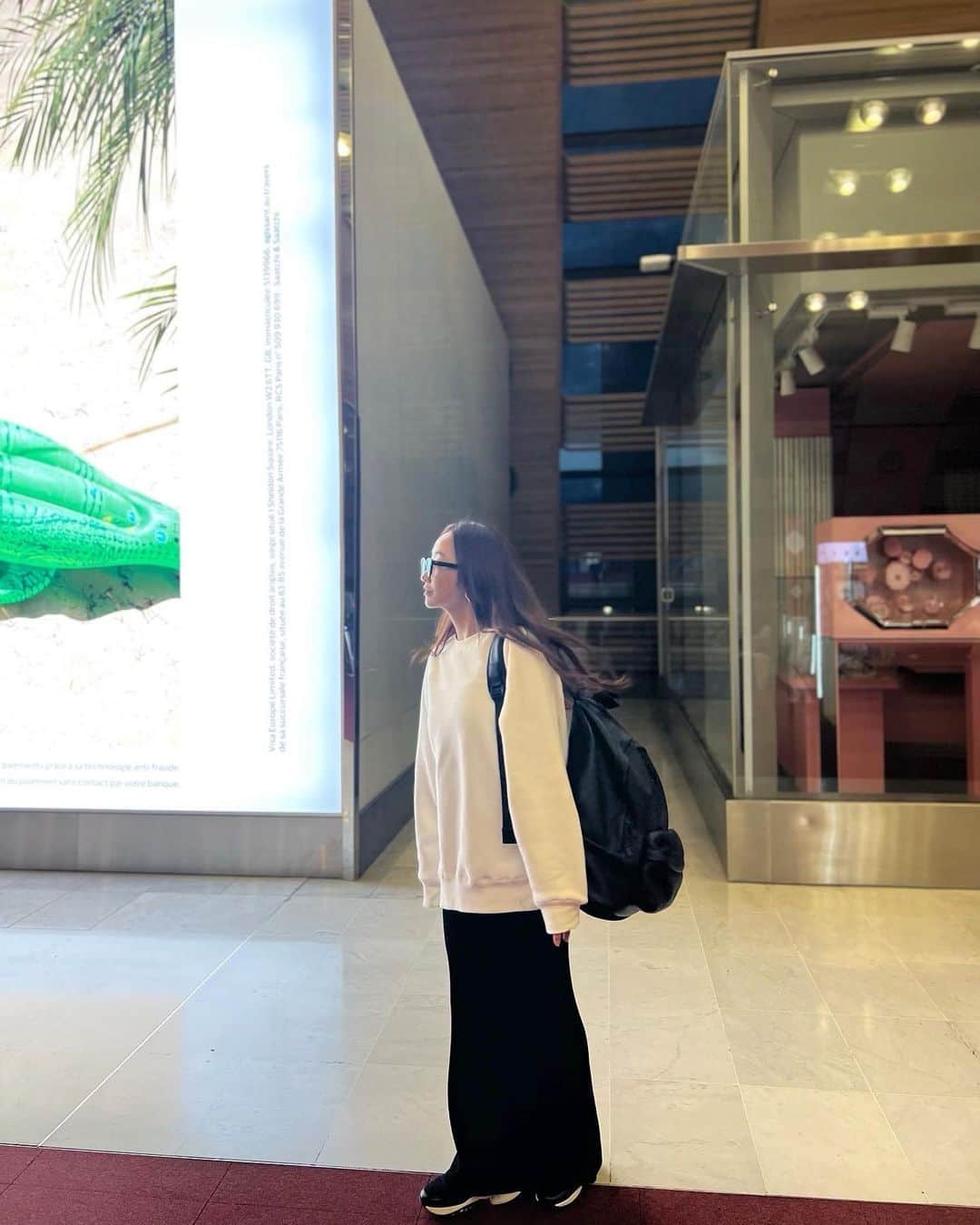 神崎恵のインスタグラム：「・ 作りました。トレーナー。 旅行でも大活躍してくれました。 機内での楽さはもちろん、 どんな服にも合ってくれて、 着ても、肩掛けしても、いい形になってくれます。 ワンピースにも、ジャケットにも合う。 ざくっとしてるのに、着膨れせず、 体型カバーしつつ、キレイに着ることができる。 白と黒を作ったのだけれど、どちらもかなり使えて大満足の仕上がりです。 ９月、１０月くらいには発売する予定でいます。 大人のトレーナー。 肌触りと、着心地がまたいいんです🤤」