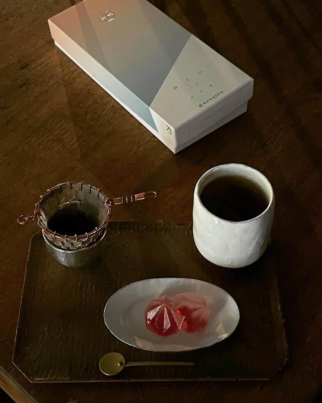 のインスタグラム：「…お土産でいただいた 同じ名前のお菓子MIO。まわりはしゃりしゃりして甘く中の赤いのは甘酸っぱい。 勝手にご縁をかんじて嬉しくなる。  @tomoe.official   #お土産」