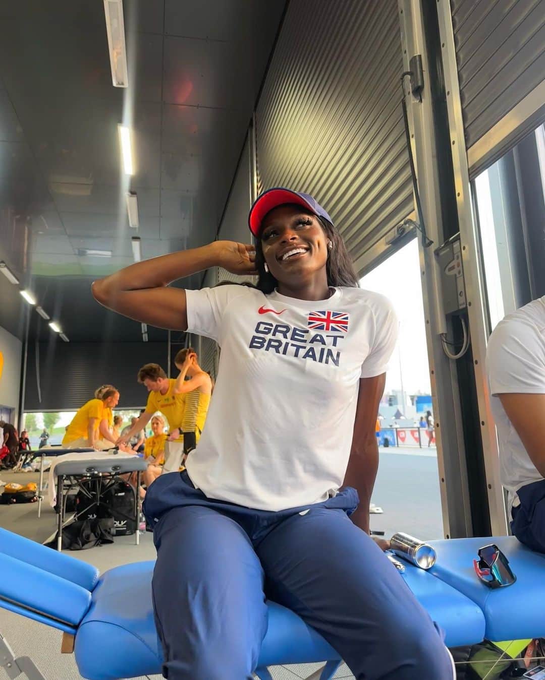 ダリル・ニータのインスタグラム：「Beautiful memories made in Budapest ♥️💫🫶🏾🇭🇺  This was definitely one my favourite championships to date! @wcbudapest2023   My first world final, top 5 finish, a new PB in the 200m and a Bronze medal in the relay, I couldn’t be happier with all that I achieved in this championships!   The future is bright towards Paris 2024 💫😍  Big thank you to everyone who continues to support me and show me so much love, wouldn’t be here without you!  Special thank you to my coach, family, friends and the team I have around me! ♥️  @coach_air_  @adidasrunning  @astrapartners  @vow_nutrition  @themailroom  p.s thank u for all the bday wishes 🎉🎂」