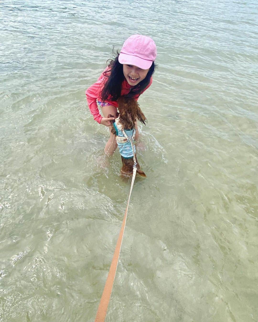 浅田芭路さんのインスタグラム写真 - (浅田芭路Instagram)「． 楽しかった夏休みもあっという間に終わりです😂☀️ 今年の夏は、お仕事も、遊びも、全力で楽しみました💪✨ 夏休みの思い出🍉五島旅行の後半🫶 上五島の蛤浜の遠くまで浅い海で遊んで、『舞いあがれ！』の五島の学校で山口先生役だった五島出身の永井さんのご両親のカフェ「holoholo」で美味しいご飯を食べさせてもらったり、あっという間だったけどとっても楽しい時間を過ごすことができました❣️ みんなとは、五島でお別れだったので、みんな見送ってからさいごは永井さんご夫妻に見送られて、船で🚢五島を後にしました🥲 お別れはさみしいけど、また会える日までがんばろう！と思います😊 来年も行きたいです❗️  #新上五島町 #蛤浜海水浴場  #holoholocafe  #舞いあがれ！ #五島列島 #あっがとねー @holoholo_cafe_goto」8月30日 20時39分 - asada_halo__official