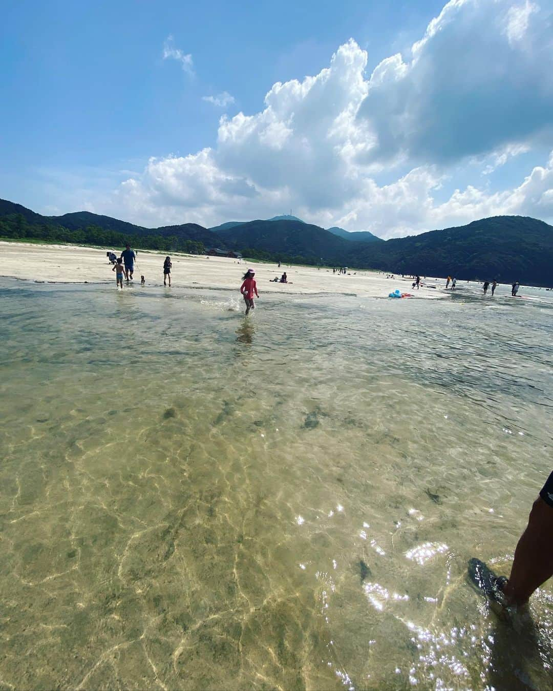 浅田芭路さんのインスタグラム写真 - (浅田芭路Instagram)「． 楽しかった夏休みもあっという間に終わりです😂☀️ 今年の夏は、お仕事も、遊びも、全力で楽しみました💪✨ 夏休みの思い出🍉五島旅行の後半🫶 上五島の蛤浜の遠くまで浅い海で遊んで、『舞いあがれ！』の五島の学校で山口先生役だった五島出身の永井さんのご両親のカフェ「holoholo」で美味しいご飯を食べさせてもらったり、あっという間だったけどとっても楽しい時間を過ごすことができました❣️ みんなとは、五島でお別れだったので、みんな見送ってからさいごは永井さんご夫妻に見送られて、船で🚢五島を後にしました🥲 お別れはさみしいけど、また会える日までがんばろう！と思います😊 来年も行きたいです❗️  #新上五島町 #蛤浜海水浴場  #holoholocafe  #舞いあがれ！ #五島列島 #あっがとねー @holoholo_cafe_goto」8月30日 20時39分 - asada_halo__official