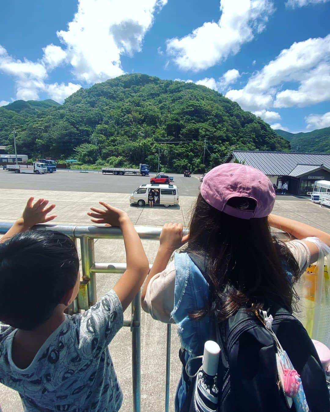 浅田芭路さんのインスタグラム写真 - (浅田芭路Instagram)「． 楽しかった夏休みもあっという間に終わりです😂☀️ 今年の夏は、お仕事も、遊びも、全力で楽しみました💪✨ 夏休みの思い出🍉五島旅行の後半🫶 上五島の蛤浜の遠くまで浅い海で遊んで、『舞いあがれ！』の五島の学校で山口先生役だった五島出身の永井さんのご両親のカフェ「holoholo」で美味しいご飯を食べさせてもらったり、あっという間だったけどとっても楽しい時間を過ごすことができました❣️ みんなとは、五島でお別れだったので、みんな見送ってからさいごは永井さんご夫妻に見送られて、船で🚢五島を後にしました🥲 お別れはさみしいけど、また会える日までがんばろう！と思います😊 来年も行きたいです❗️  #新上五島町 #蛤浜海水浴場  #holoholocafe  #舞いあがれ！ #五島列島 #あっがとねー @holoholo_cafe_goto」8月30日 20時39分 - asada_halo__official