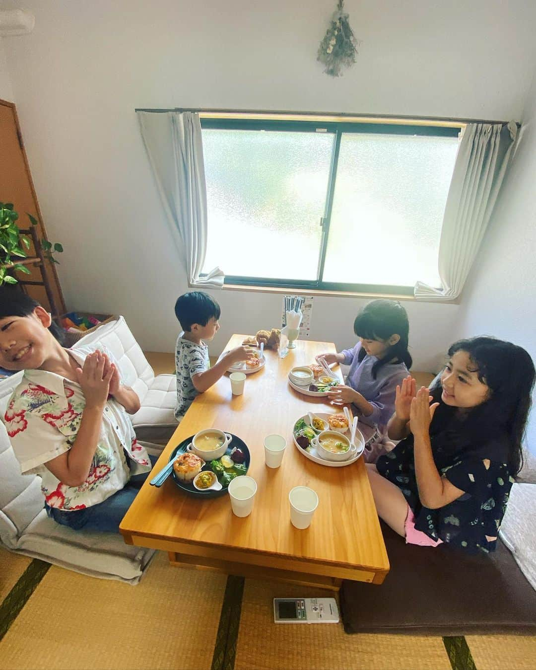 浅田芭路さんのインスタグラム写真 - (浅田芭路Instagram)「． 楽しかった夏休みもあっという間に終わりです😂☀️ 今年の夏は、お仕事も、遊びも、全力で楽しみました💪✨ 夏休みの思い出🍉五島旅行の後半🫶 上五島の蛤浜の遠くまで浅い海で遊んで、『舞いあがれ！』の五島の学校で山口先生役だった五島出身の永井さんのご両親のカフェ「holoholo」で美味しいご飯を食べさせてもらったり、あっという間だったけどとっても楽しい時間を過ごすことができました❣️ みんなとは、五島でお別れだったので、みんな見送ってからさいごは永井さんご夫妻に見送られて、船で🚢五島を後にしました🥲 お別れはさみしいけど、また会える日までがんばろう！と思います😊 来年も行きたいです❗️  #新上五島町 #蛤浜海水浴場  #holoholocafe  #舞いあがれ！ #五島列島 #あっがとねー @holoholo_cafe_goto」8月30日 20時39分 - asada_halo__official