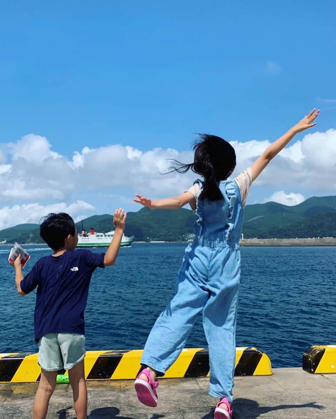 浅田芭路さんのインスタグラム写真 - (浅田芭路Instagram)「． 楽しかった夏休みもあっという間に終わりです😂☀️ 今年の夏は、お仕事も、遊びも、全力で楽しみました💪✨ 夏休みの思い出🍉五島旅行の後半🫶 上五島の蛤浜の遠くまで浅い海で遊んで、『舞いあがれ！』の五島の学校で山口先生役だった五島出身の永井さんのご両親のカフェ「holoholo」で美味しいご飯を食べさせてもらったり、あっという間だったけどとっても楽しい時間を過ごすことができました❣️ みんなとは、五島でお別れだったので、みんな見送ってからさいごは永井さんご夫妻に見送られて、船で🚢五島を後にしました🥲 お別れはさみしいけど、また会える日までがんばろう！と思います😊 来年も行きたいです❗️  #新上五島町 #蛤浜海水浴場  #holoholocafe  #舞いあがれ！ #五島列島 #あっがとねー @holoholo_cafe_goto」8月30日 20時39分 - asada_halo__official