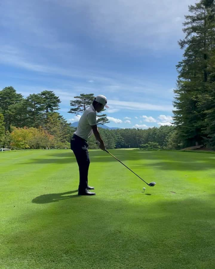 小平智のインスタグラム：「フジサンケイクラシック⛳️ スイング動画😊 ドライバーと6番アイアン🏌️‍♂️ #試合 #日本 #スイング #動画 #ドライバー #アイアン #富士桜 #フジサンケイクラシック #小平智」