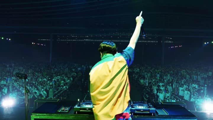 SO-SOのインスタグラム：「♪ SO-SO - “Higher” (Live Performance at The MusiQuest)  I will never forget this view!!!! And the crowd was insane🔥  Thank you so so much❤️💙💛💚  Video & photo by @icheeser3   #SOSO #Beatbox #DJ」