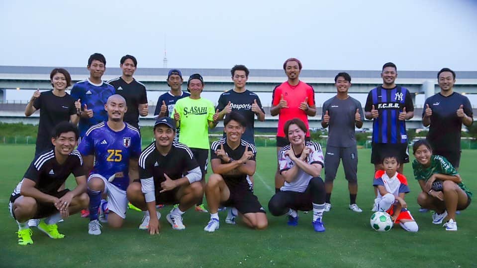 太田宏介のインスタグラム：「Joga sports college イベントに参加したゲストの皆さんと📸 アイリスオーヤマ様から「富士山の天然水」を提供していただきました！ ありがとうございます✨ #ジョガスポ  #アイリスオーヤマ  #富士山の天然水」