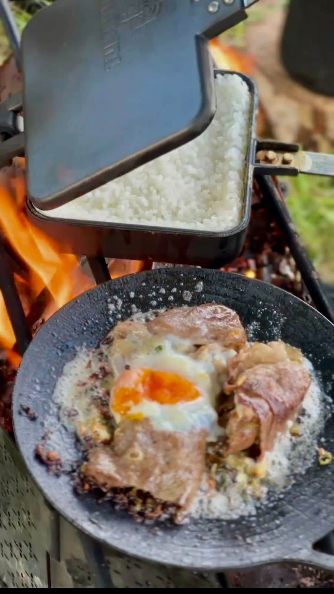 marikoのインスタグラム：「牛肉ロースネギ巻き  にんにくバターの香ばしい匂いがたまらん❤︎  #camp  #outdoor #camping #キャンプ　#アウトドア　#自然 #ソトアソビ　#キャンプ飯　#焚き火 #テント #バトニング #ソロキャンプ #女子キャンプ　#焚き火女子 #外ご飯　#outdoorlife #campinglife #焚き火料理　#ごはん　 #アウトドア料理　 #焚き火kitchen #ホットサンドメーカー #テンマク #テンマクデザイン #テンマクマルチホットサンドメーカー」