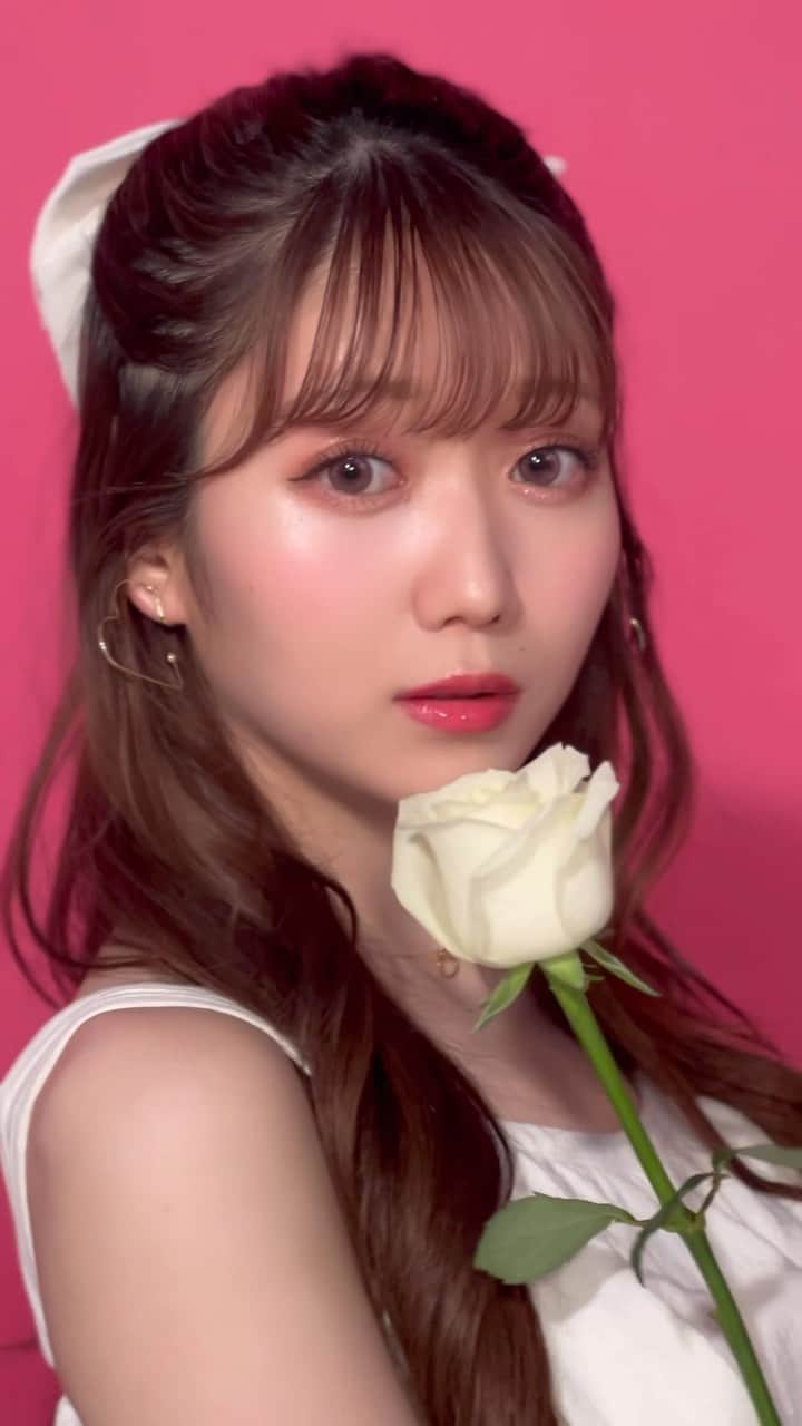 大谷映美里のインスタグラム：「#melady ついに明日発売🥺💖  🤎ヒロインブラウン 迷ったらコレ！な 1番付けやすい王道カラコン💕 ふんわりとしたブラウンで透明感たっぷりの瞳にしてくれます👁️ ナチュラル好きさんにおすすめ🫶🏻  💍アイドルリング  私が普段から1番付けているのはコレ🐈 細いふちがしっかり、でもナチュラルに瞳を大きく見せてくれます👁️ 盛れるのでアイドル活動のときは基本アイドルリングをつけてるよ〜💘  💗ライアーピンク 最高に可愛いピンクレンズ🎀 盛れるカラーレンズってなかなか出会えなくて…しっかり発色しながら盛れちゃう理想のものを作りました💕 瞳を華やかに見せてくれますよ👁️  🐈‍⬛レディブラック 透明感と立体感がちゃんとでる黒コン❤︎ ペターっとしないようにぼかし加減や裸眼との相性にこだわりました❕ うるっときゅるんとした瞳になるよ👁️  明日8月31日(木)12:00〜WEB先行発売開始になります💐 WEB販売店舗はmelady公式SNSやHPをご覧下さいませ✨」