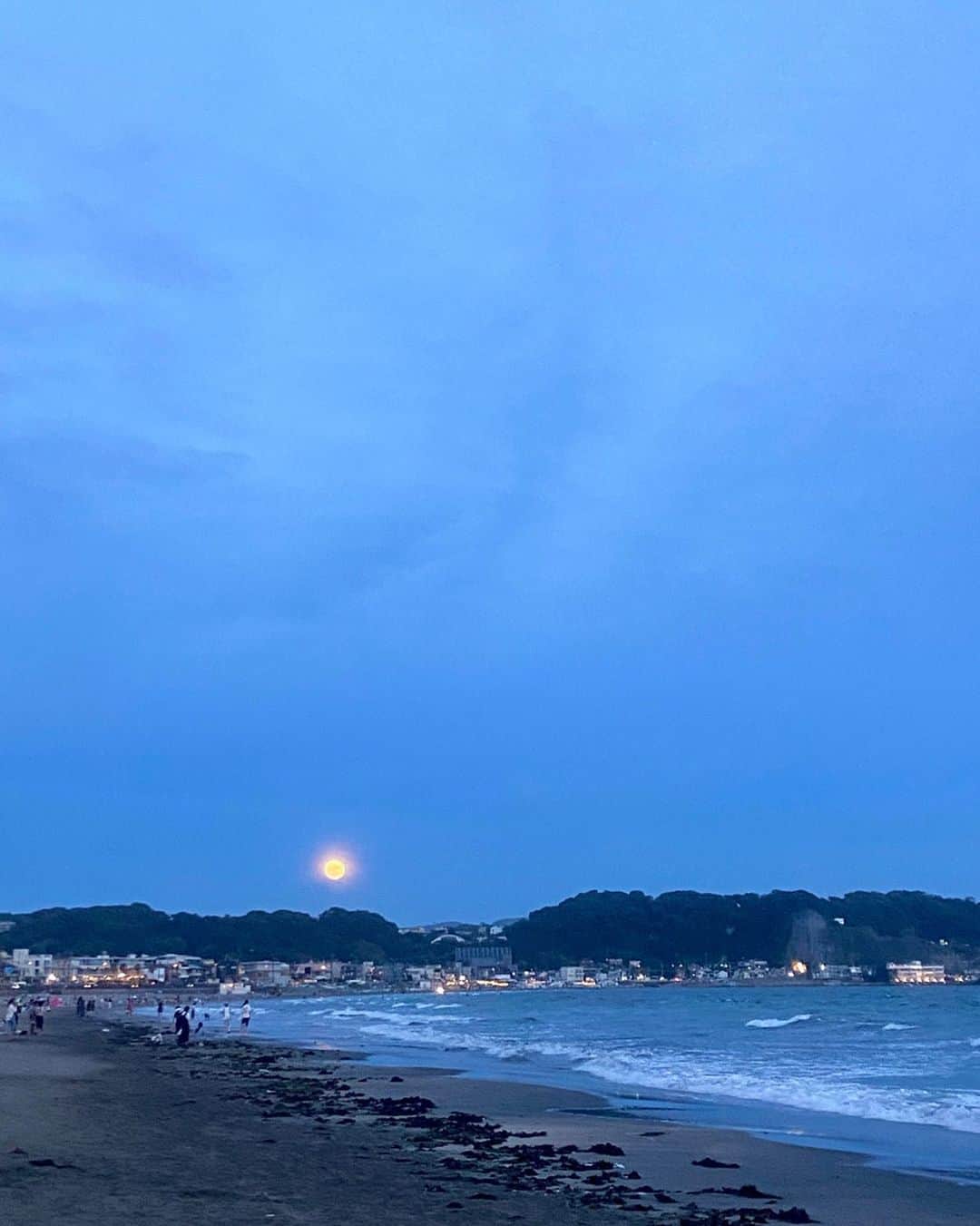 立石純子のインスタグラム：「夏⋆✴︎⋆.*･🌕 　 #moon #満月 #海」