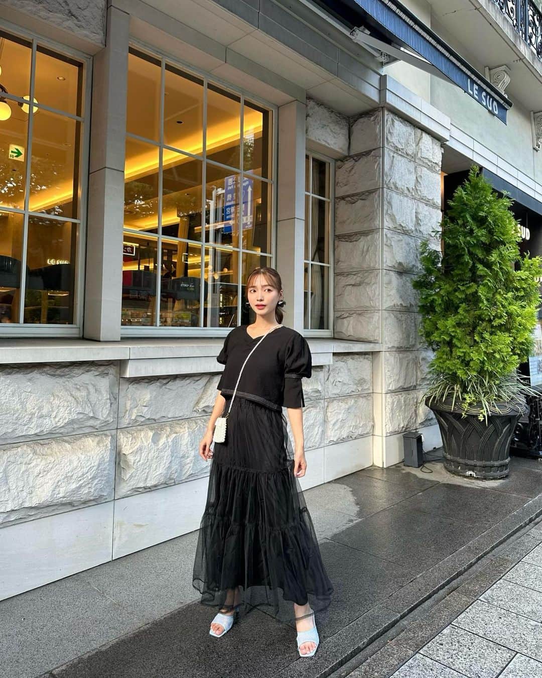 のインスタグラム：「. スイーツビュッフェの時のコーデ🖤 チュールスカートをメインに甘めな日🫶🏻 @classicalelf_official ウエストゴムだからたくさん食べる日にも楽ちんなの🥹 チュールだけでも使えるから デニムとかに合わせても可愛いよ🤍  161センチなんだけど ブラックのMサイズで丈感ちょうど✨  #クラシカルエルフ #classicalelf #エルフコーデ #タイアップ #zozo #zozotown #zozo購入品 #zozotown購入品 #ロングスカート #チュールスカート #ティアードスカート #秋服 #秋コーデ」