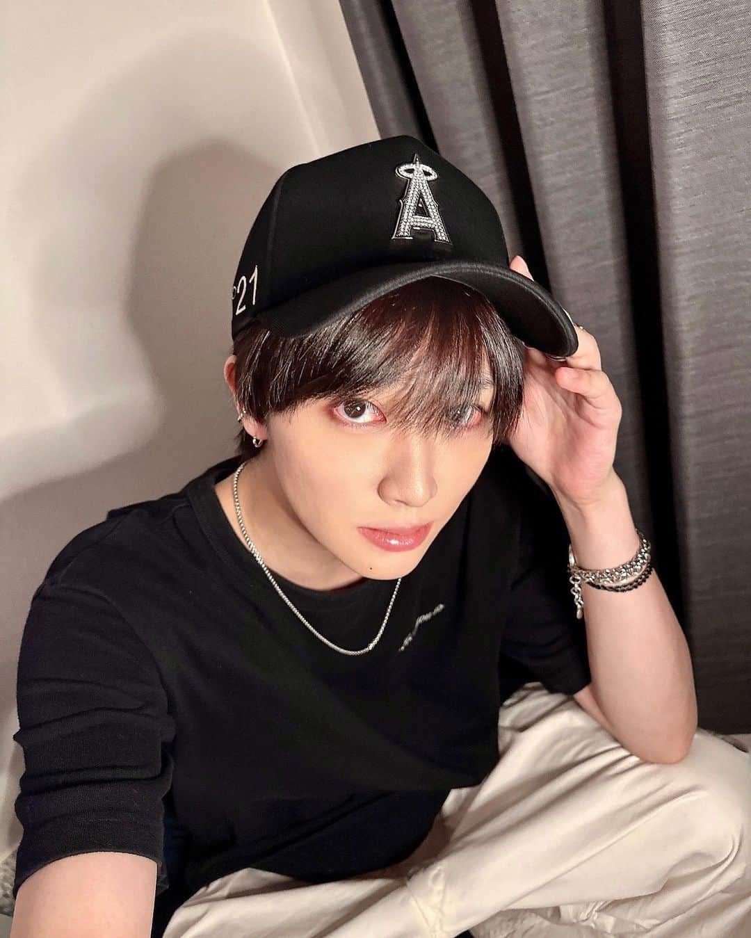 武本悠佑（ゆっけ）のインスタグラム：「GARAGE VENTUNO  POP-UP STORE  @HANKYU UMEDA  N21 日本限定プロジェクト「GARAGE VENTUNO」が8月30日からN21×MLB×NEW ERA のトリプルコラボレーションによる キャップとハットのコレクションを発売開始致します🫶🖤  いよいよ思いきりアウトドアライフを楽しめるようになった2023年。 N21の洗練されたスタイルをそのままに屋外でのスポーツやレジャーを彩るアイテムが「GARAGE VENTUNO」から誕生しました！  GARAGE VENTUNO POP-UP STORE 阪急うめだ本店  日程:8 月 30 日(水)〜9 月 5 日(火) 場所:阪急うめだ本店 1 階 コトコトステージ #11  #N21xMLB #N21xMLBxNEWERA #GARAGEVENTUNO  #N21 @numeroventuno」