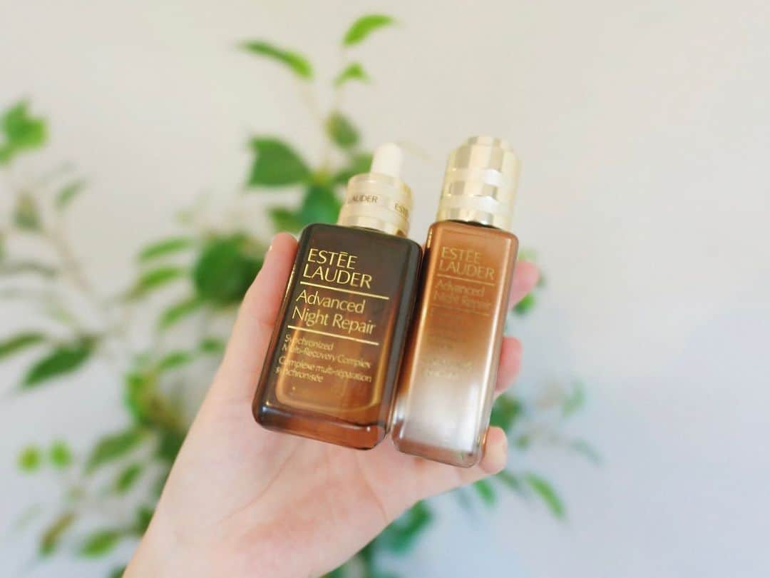 紫帆のインスタグラム：「♥  @esteelauderjapan    #アドバンスドナイトリペア   使い切った♡  肌リズムに合わせたお手入れに着目されていて 日本人の寝不足肌にもしっかりケアが行き届くなぁと…🤔♡ 使った次の日の肌が生き生きとする🥺  うちに泊まりに来て使った妹も感動してて だよね！わかるよね！この凄さ！  ってなりました☺️  アドバンス ナイト リペア R ソリューション のプレ美容液も最近は使ってるよ〜♥︎   #エスティーローダー  #美容液  #美肌  #アドバンスナイトリペア  #esteelauder   #お気に入りコスメ」