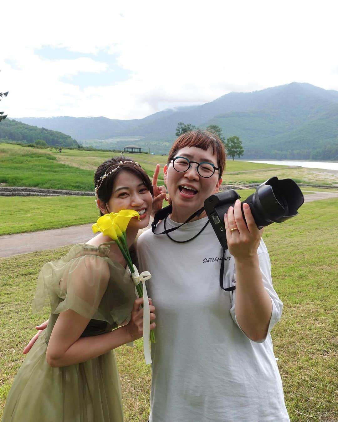 東李苑さんのインスタグラム写真 - (東李苑Instagram)「投稿しばらくぶりになってしまいましたが 前撮りロケーションフォトの思い出🪻記録させて😆  .  場所は、私たち夫婦のこだわりで 南富良野のかなやま湖へ。  ラベンダー畑以外にも 湖畔や流木、白樺とさまざまな 顔をみせてくれるかなやま湖は かなり穴場で最高のロケーション地🥺  .  カメラマンさんは 前事務所のオフィスキュー時代からお世話になっている 大好きなミナコさんにお願いしました♡ (@footicminaco )  ただこの時期は、蝦夷梅雨と台風の影響で どの天気予報のサイトをみてもバラつきがあり 天気が読めずに振り回されて…🥹  集合時間を直前まで何度も何度も変更しながら 朝7時集合という早朝のなか こんなに素敵な写真を撮ってくださった ミナコさんには、ほんっっとうに感謝しかありません🥲  .  絶対に撮りたかった 寝転びラベンダー×麦わら帽子ショットや 憧れのコマ送り写真。  天気も、晴れ間・曇り・ときどき霧雨と 逆に色んなライティングで撮影することができてラッキー♪  .  冠婚葬祭はとてもお金がかかる、 ということも学んだので笑  前撮りは節約をしよう！と ドレスやアクセサリーは Qoo10やSHEINにお世話になりました。  1から調べたり、DIYしたり 大変だったこともあるけれど 結果的に大満足の前撮りになりました💍💕  ミナコさん、改めてありがとうございました😭😭🍀」8月30日 20時35分 - az_rion