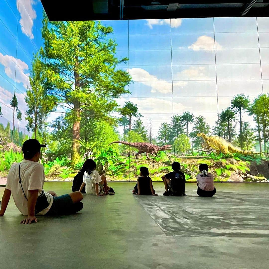 makikoさんのインスタグラム写真 - (makikoInstagram)「❤︎ 福井県の恐竜博物館へ行ってきたよ🦕🦖  博物館の近くにある道の駅に寄り道して、恐竜バーガー🍔食べたり、滑り台で遊んだり😊 滑り台は太陽であっつ熱に熱されてて滑るのは無理🤣🤣  恐竜博物館入っていきなり迫力満点の動くトリケラトプスがお出迎え🦖 その迫力にこっちゃんは完全にビビって表情が固まっておりました😅  映像で楽しめたり、実際に化石のクリーニングしてる所を間近で見学出来たり、なかなか見応えありました👏🏻🌟  #福井旅行 #恐竜博物館 #福井県立恐竜博物館  #道の駅恐竜渓谷かつやま」8月30日 20時35分 - batako93