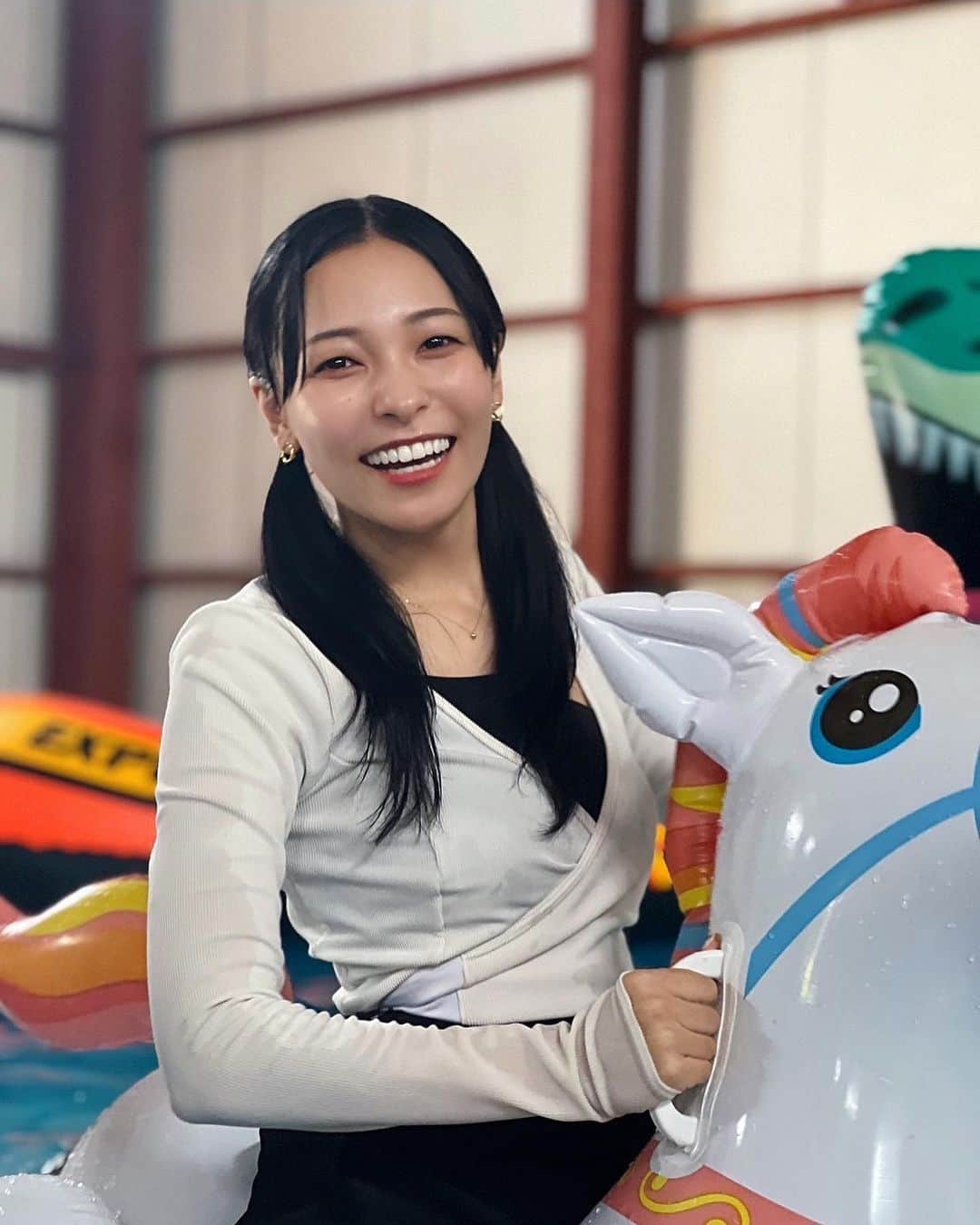 ジェニーのインスタグラム：「🏝️🐬🩵 プールは何歳になっても本気で楽しい」