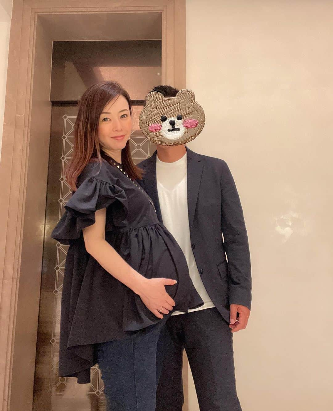 宮崎宣子さんのインスタグラム写真 - (宮崎宣子Instagram)「また、逆子へ🙃🙃🙃  夫と健診へ。 32週の9ヶ月に突入しました。 2週間前には逆子から戻ってたのに、 また、逆子ちゃんへ  まだぐるぐる動くから35週まで逆子なら体操教えるねと言われました。  顔もガードされてて一切見えず、 4Dで見ても肌色の塊があるだけで、どうなってるのかさっぱりです。  親になる実感もなく、 どちらかと言うとまだ自分本意で、 先生にどうにかして痛くない方法を何度も確認しております。  計画無痛分娩か、 それとも、帝王切開か…  私は高齢なので最初から帝王切開も選べるということでした。  無痛でも、痛いとも聞くし、 よくあるのが高齢だと陣痛促進剤が効きにくい人が多く、無痛だったけど結果帝王切開になったとう確率が高いとのことで… それを出産フルコースというらしいです。  フルコースになるくらいなら、 最初から帝王切開にした方が…  と、痛みに弱い私はぐるぐる考えてしまいます。  ソフロロジー呼吸法を教えてもらい、 痛い意識から呼吸法に意識を向けるようにするなど、 自分本意から、赤ちゃんも命懸けで産まれてくることへのサポートをするくらいの感覚まで達観できるといいのですが…  まだまだ怖さが優っております。  #32週 #妊娠9ヶ月  #43歳妊娠 #44歳出産予定  #無痛分娩  #帝王切開 #高齢出産 #高齢出産で初産  #痛みに弱いタイプ」8月30日 20時47分 - miyazaki_nobuko