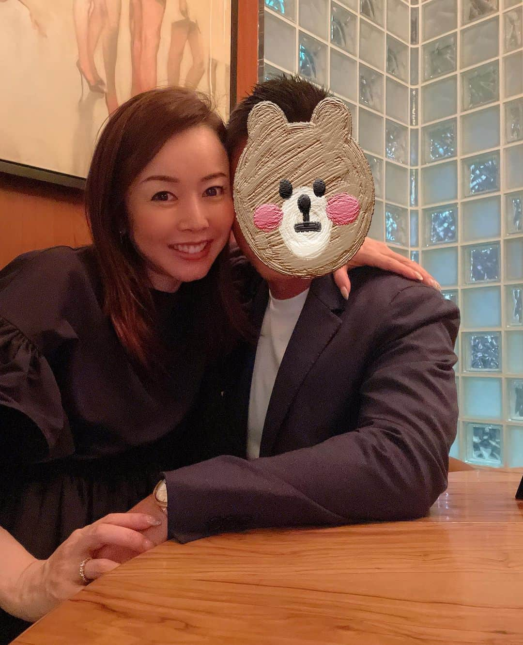 宮崎宣子さんのインスタグラム写真 - (宮崎宣子Instagram)「また、逆子へ🙃🙃🙃  夫と健診へ。 32週の9ヶ月に突入しました。 2週間前には逆子から戻ってたのに、 また、逆子ちゃんへ  まだぐるぐる動くから35週まで逆子なら体操教えるねと言われました。  顔もガードされてて一切見えず、 4Dで見ても肌色の塊があるだけで、どうなってるのかさっぱりです。  親になる実感もなく、 どちらかと言うとまだ自分本意で、 先生にどうにかして痛くない方法を何度も確認しております。  計画無痛分娩か、 それとも、帝王切開か…  私は高齢なので最初から帝王切開も選べるということでした。  無痛でも、痛いとも聞くし、 よくあるのが高齢だと陣痛促進剤が効きにくい人が多く、無痛だったけど結果帝王切開になったとう確率が高いとのことで… それを出産フルコースというらしいです。  フルコースになるくらいなら、 最初から帝王切開にした方が…  と、痛みに弱い私はぐるぐる考えてしまいます。  ソフロロジー呼吸法を教えてもらい、 痛い意識から呼吸法に意識を向けるようにするなど、 自分本意から、赤ちゃんも命懸けで産まれてくることへのサポートをするくらいの感覚まで達観できるといいのですが…  まだまだ怖さが優っております。  #32週 #妊娠9ヶ月  #43歳妊娠 #44歳出産予定  #無痛分娩  #帝王切開 #高齢出産 #高齢出産で初産  #痛みに弱いタイプ」8月30日 20時47分 - miyazaki_nobuko