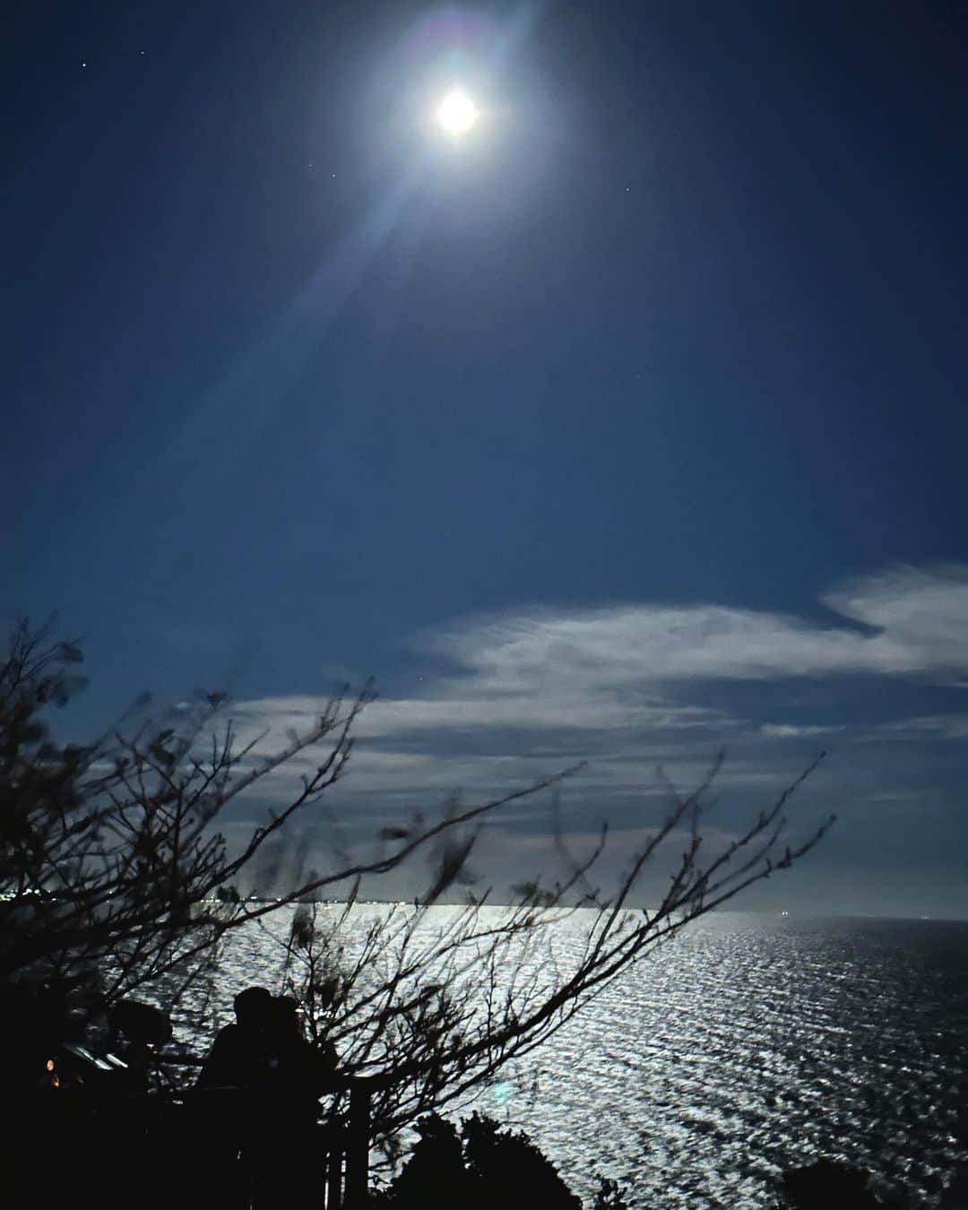 LOSTさんのインスタグラム写真 - (LOSTInstagram)「友達と江ノ島に行ってきた〜超楽しかった☀️ 夏の江ノ島大好き❣️ 風が強すぎるし、熱くて、サウナに入った顔になった😆オールバックにした〜 夜になったら風が心地よい 月明かり美しかった🌕」8月30日 20時47分 - lostzeno