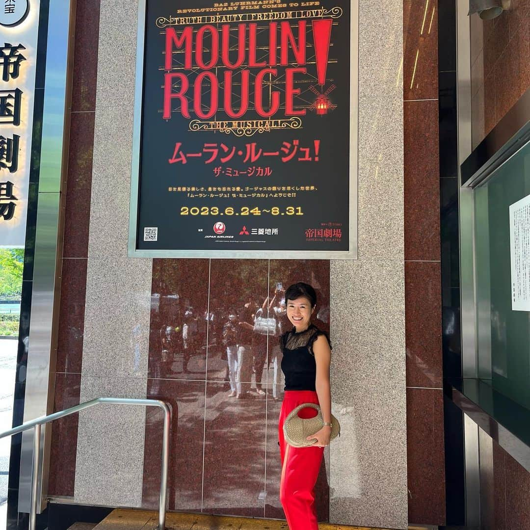 瓜生明希葉さんのインスタグラム写真 - (瓜生明希葉Instagram)「駆け込みムーランルージュ！Rougeしばりの気合いの赤パンで参りました！  舞台の演者さんのエネルギー、素晴らしかったです✨  音楽のボルテージの上げ方がクラブDJのよう🎵  これは上がるよね〜🎉 盛大なパーティー、お祭り🥳  ヒット曲の見事なマッシュアップに度肝を抜かれながら、一方でどこを切り取ってもハイライト！のような音楽にちょっぴり寂しさを感じたりも。  早く答えを知りたい、次々と景色を変えたい効率の時代に大人気になるのも納得。  こうして刺激とハイライトに晒されて続けている私たちの心は一体これからどこへ行くのだろう、などとも考えてしまった。  橋本さとしさんの劇中劇の芝居がらしすぎてクスクス😂  世界的ブロードウェイミュージカルのスケール感に、急にさとしさんのチャーミングな間と世界観！最高です🙏  #ムーランルージュ #moulinrouge #橋本さとし さん」8月30日 20時47分 - akiha_uryu