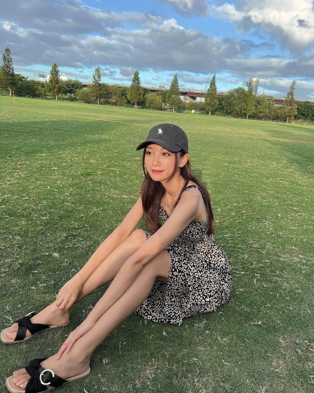 岡島彩花さんのインスタグラム写真 - (岡島彩花Instagram)「・  ずっと思ってたんだけど、、 多分私手が異常に長い気がする🐒  手長くていい事今のところ無いなぁ🤕笑」8月30日 20時47分 - okajima_ayaka