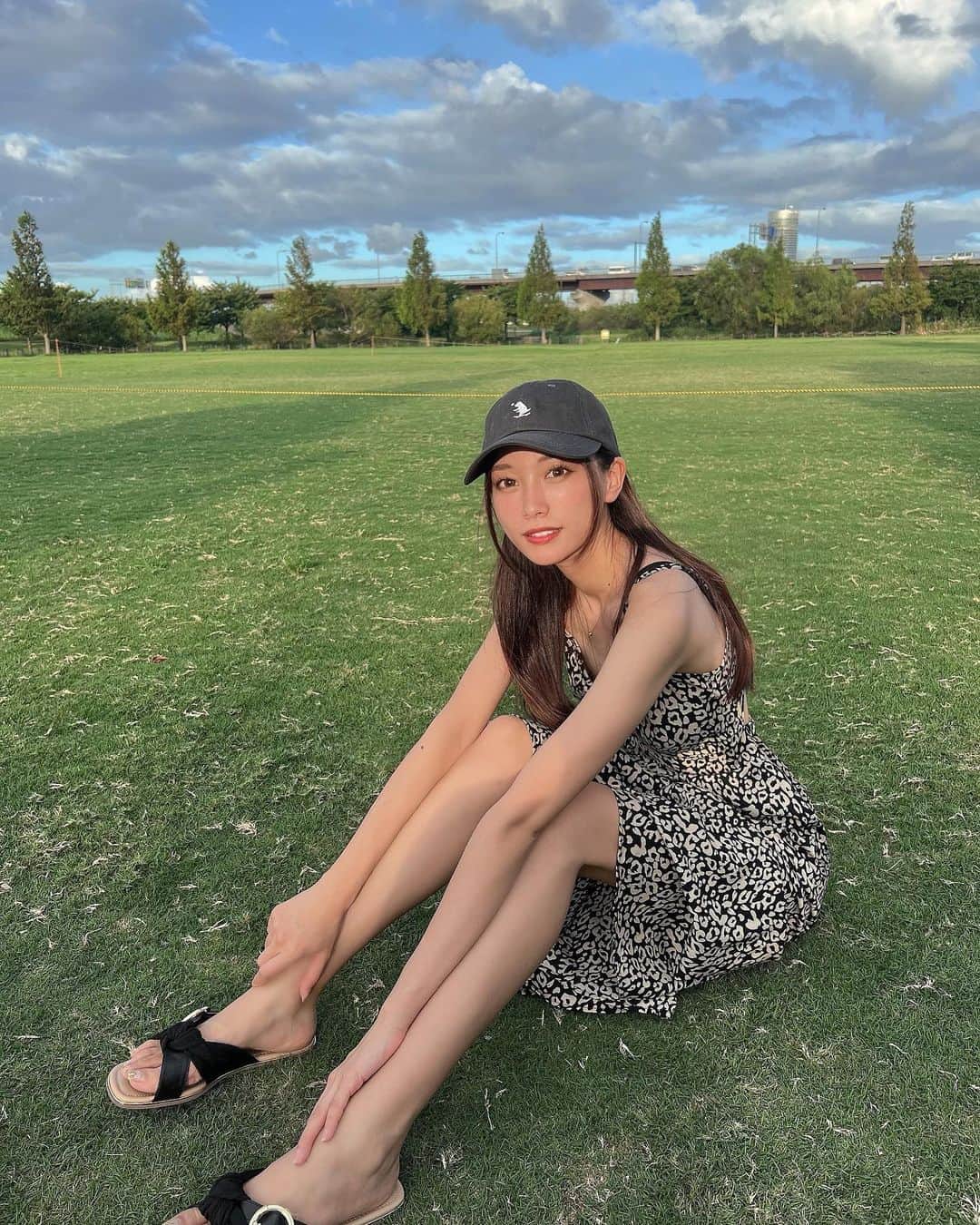 岡島彩花のインスタグラム：「・  ずっと思ってたんだけど、、 多分私手が異常に長い気がする🐒  手長くていい事今のところ無いなぁ🤕笑」