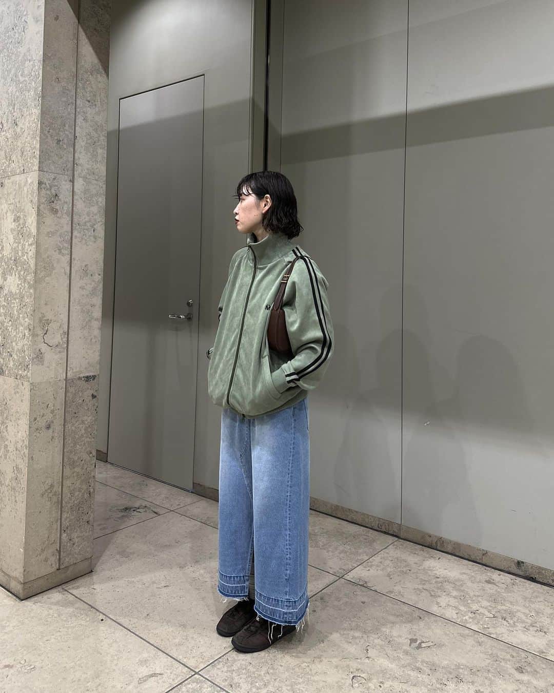 mahoのインスタグラム：「＊実はフェイクスエードなトラックジャケット . #ootd#メンズライク#シティーガール#シティーボーイ#adidassamba#ミリタリーコーデ#outfit#mensfashion#used#classystreetwear#freshfits#outfitoftheday#pauseshots#snobshots#military#cityboy#cityboyootd#whatwewear#whatwelike @favclo.official」
