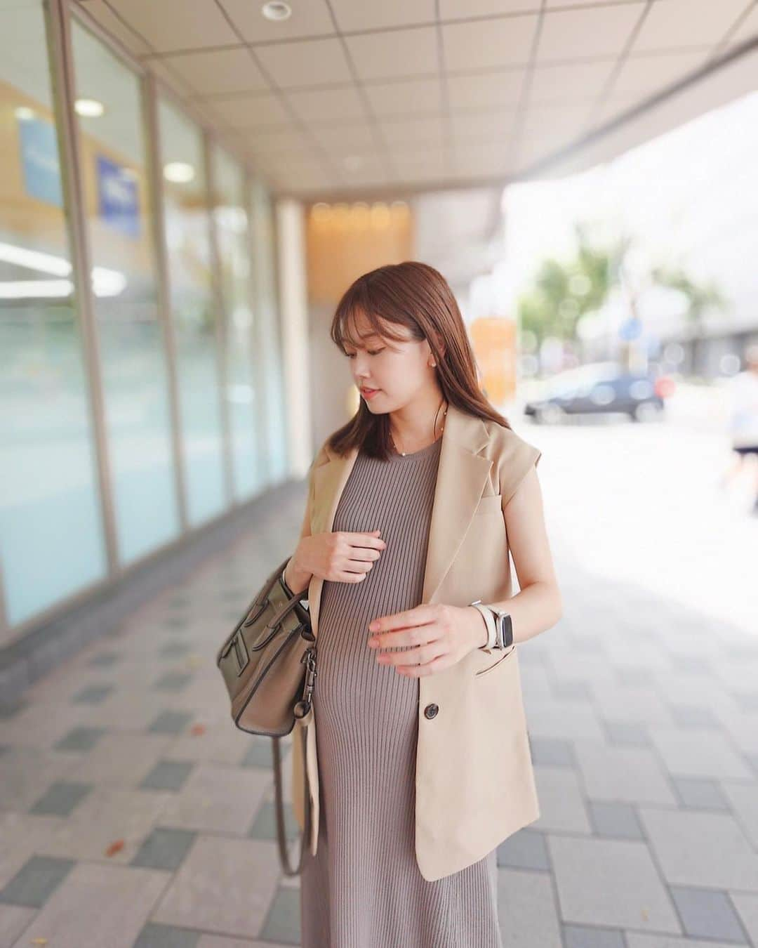 紫帆のインスタグラム：「🤎  ちょっぴり秋モード🍁  dress @uniqlo_jp  gilet @gu_for_all_ (昨年購入) bag @celine  necklace @tasaki_intl   まん丸おなかもあと少し…🥺♡ 寂しい🥲♥︎けど楽しみ！ 何だか最近は感情が忙しいです🥺！  入院バッグも出産準備グッズの動画も 撮ってあとは出産前のVLOG撮ったり 妊娠後期日記撮ったりしようかなと 思っています☺️📸  もしも何かリクエストあったら教えてください☺︎  仕事しながら息子と夫との 時間も大切に過ごします😌♥︎  もう明日で8月も終わりか…😳🌞 けどまだまだ暑そう😭  YouTube更新したのでお時間ある時に ご覧下さい☺️‼️‼️   #リブワンピ  #ユニクロ購入品  #ユニクロ  #ユニクロワンピース  #uniqlo  #秋コーデ  #夏コーデ  #マタニティコーデ  #gu  #gu購入品  #ジレコーデ  #妊婦コーデ  #男の子ママ  #ブラウンコーデ  #妊娠9ヶ月  #静岡ママ」