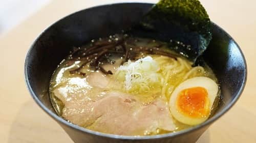 けんさむのインスタグラム：「けんさむ🐶です🍜 熊本#合志 に「鶏こぼし」っていう 美味いラーメン屋さんがオープンしています😚🍜 📍#鶏こぼし  いいね👍フォロー👯‍♂️Thankyou😇✨ 皆さんの熊本のお気に入りを教えてください🌿 DM💭待ってます🐶🎶 . #けんさむの熊本紹介 #熊本 #熊本グルメ #くまモン #けんさむ #熊本観光 #kumamoto #熊本ランチ #熊本ラーメン」