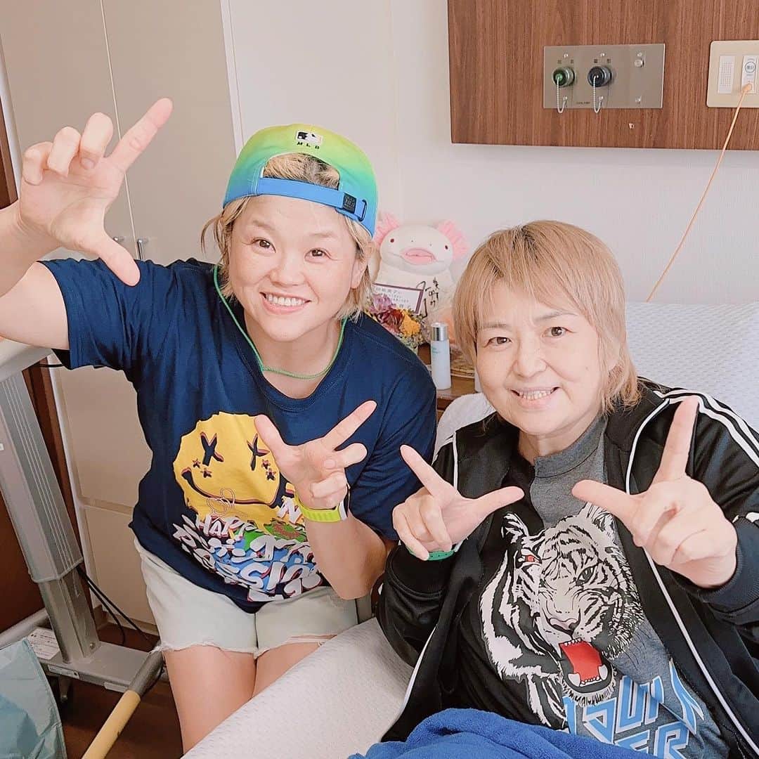 堀田祐美子のインスタグラム：「人間国宝パッションこと、高橋奈七永が来てくれました。  パッション注入してもらったよ！！  パッション！パッション！  パッションTシャツ可愛い。  予約した(^^)  @nanae_passion_   @yumiko_hotta  @t_hearts2020  #堀田祐美子 #yumikohotta  #prowrestling  #プロレス #womansprowrestling  #女子プロレス  #hearts82 #thearts  #高橋奈七永  #パッション」
