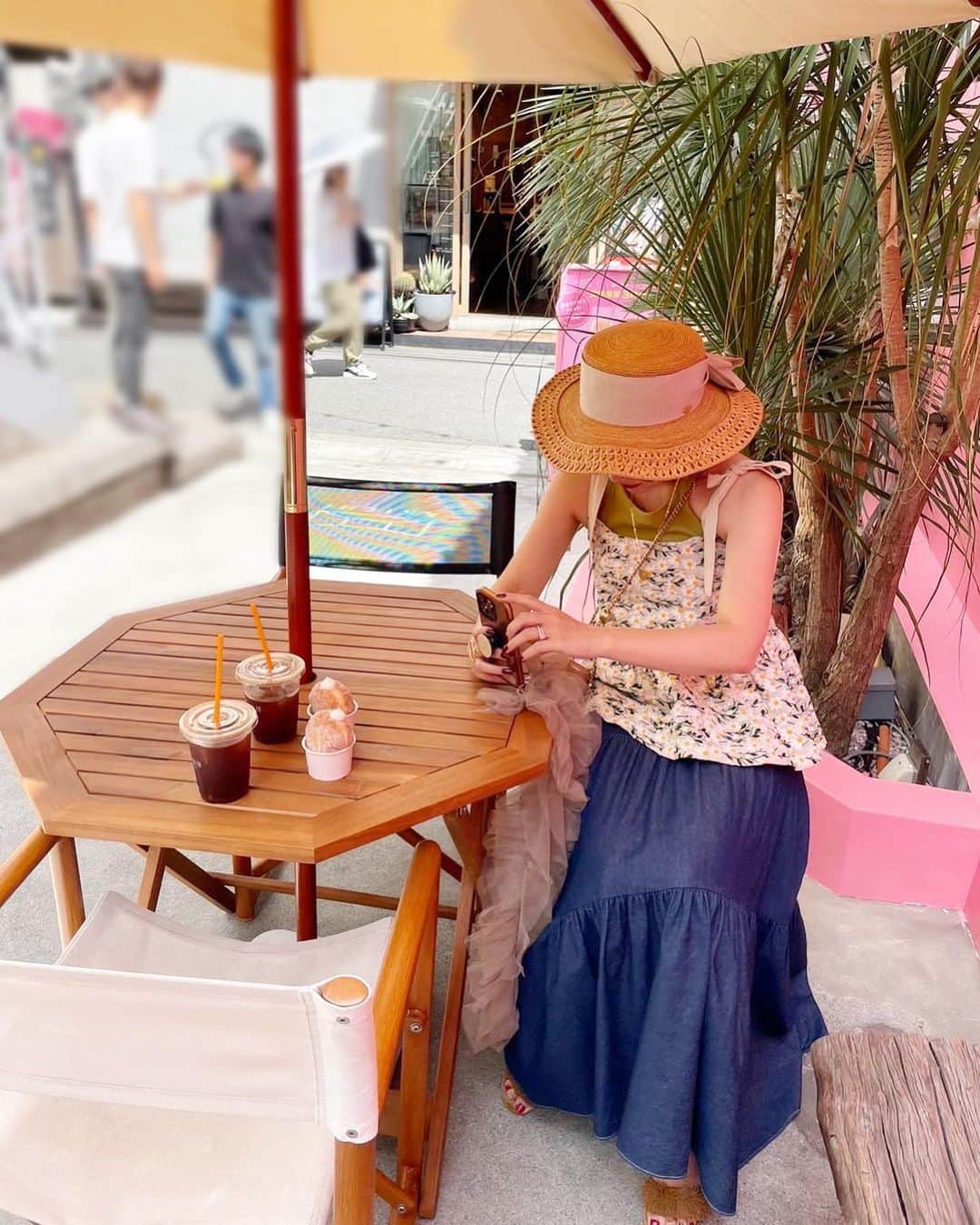 rinのインスタグラム：「⁡ ⁡ ⁡ 可愛い可愛いフラワービスチェの ご予約が明日までとなりました🌼 ⁡ @baybeeonline_  ⁡ 早くミリタリー合わせが したいなぁと妄想中です🤭 ⁡ 1枚目は苦手な物撮りに苦戦 してる姿を千奈美が撮って くれてた🫶🫶🫶 ⁡ ⁡ ⁡ ⁡ ⁡ ⁡ ⁡ ⁡ ⁡ ⁡ ⁡ ⁡ #baybee#glowplus#fashion#coordinate#newely#コーデ#ファッション#大人カジュアル#ママコーデ#ハンドメイド#ストラップ#40代コーデ#40代ファッション#カジュアルコーデ」