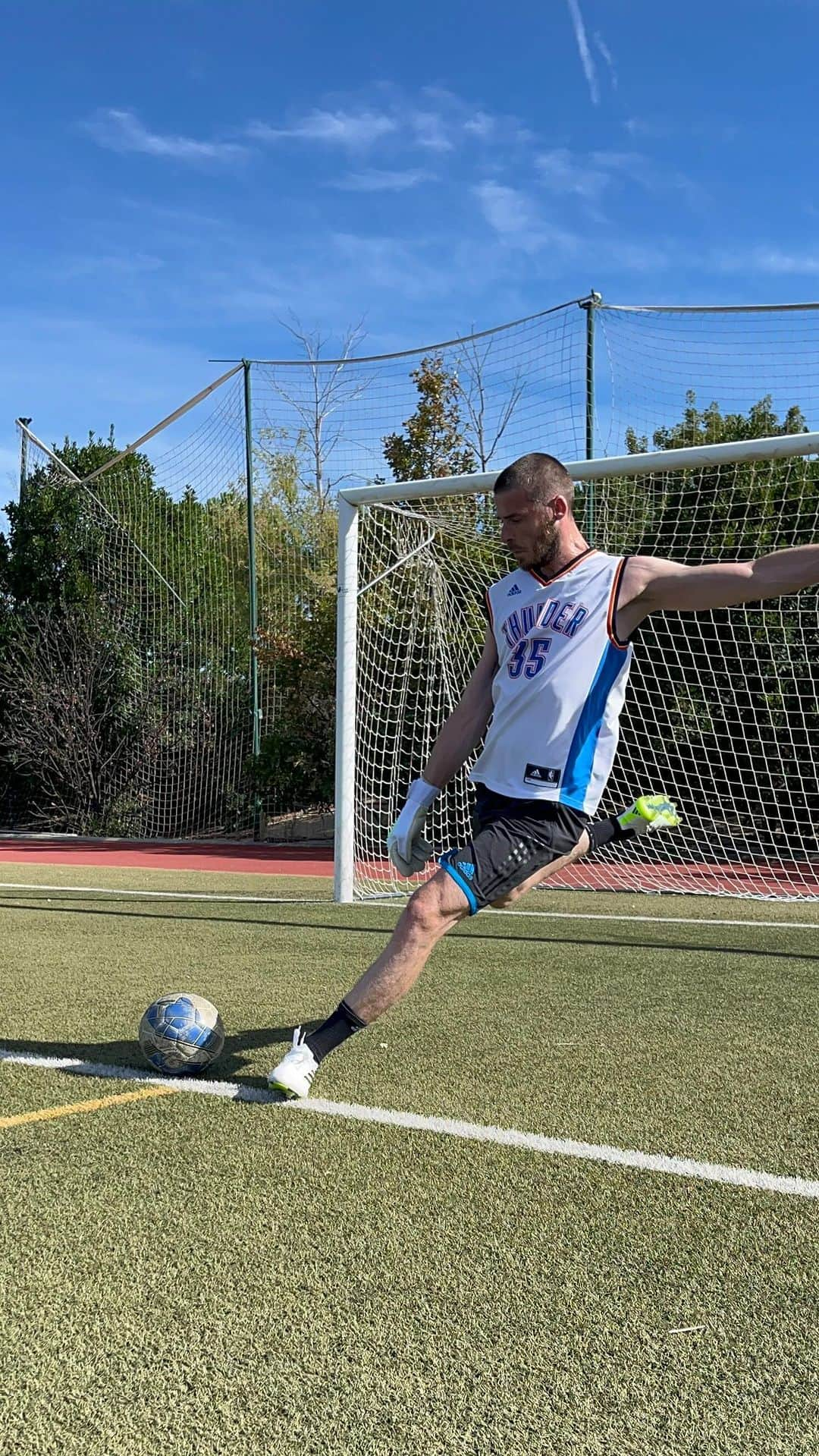 ダビド・デ・ヘアのインスタグラム：「Work hard. Push yourself ⚽️」