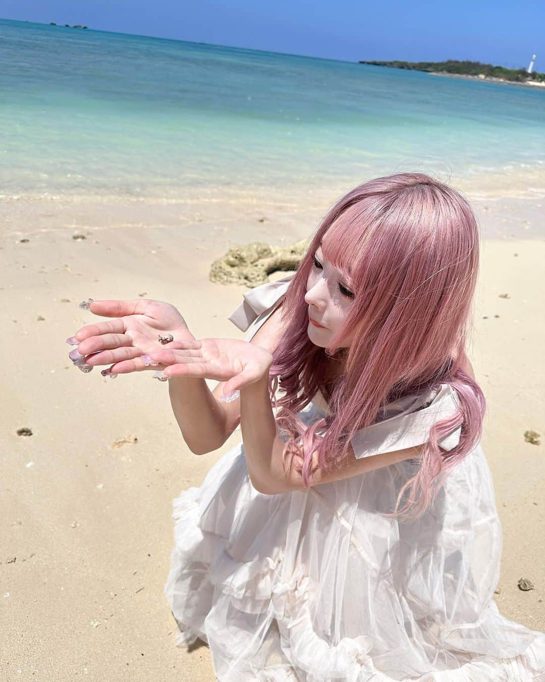 神楽ひなこのインスタグラム：「沖縄🏝🫧‪ ヤドカリいた🐚  ままと弟が生誕祭見に来てくれて、そのまま家族で旅行行ったの🤍 私が沖縄好きなの絶対母親譲り🫠‪‪」