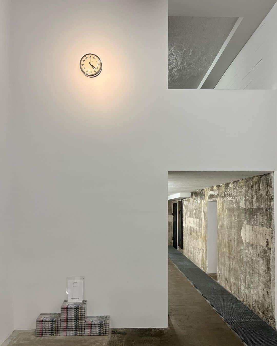大屋夏南のインスタグラム：「Seeing modern art at former WW2 bunker / tropical fruit storage / legendary club was pretty epic.  あのボロス・コレクション行ってきました。いやぁ。かっこよかった。本当に。  元々は第二次世界大戦中の1942年に防空壕として作られた建物がその取り壊しの難しさからしばらく放置され、50年代はフルーツの保存庫、90年代はハードコアテクノクラブやパーティーなどが行われる場所になり、しばらくして閉鎖。その後2003年に現オーナーが買い取ってから5年間もの改築期間を経てプライベートギャラリーになった。  むき出しのコンクリートにその歴史を感じる屋内はエントランスエリアを除いて撮影禁止。残念ながら中の写真はないけど、これまでにない経験をしてとても感化されました。  事前予約のグループツアーのみの入場で、解説付きでアートを見たのって初めてだったけど、自分の解釈だけで見るよりも何十倍も面白かった。  ベルリンに行く際は、是非、是非行ってみて欲しいです。  最後の入り口の写真の絵は昔建物の周りがバナナの香りがしてたという話を聞いて合点がいったのでした🍌  #boroscollection #アート」