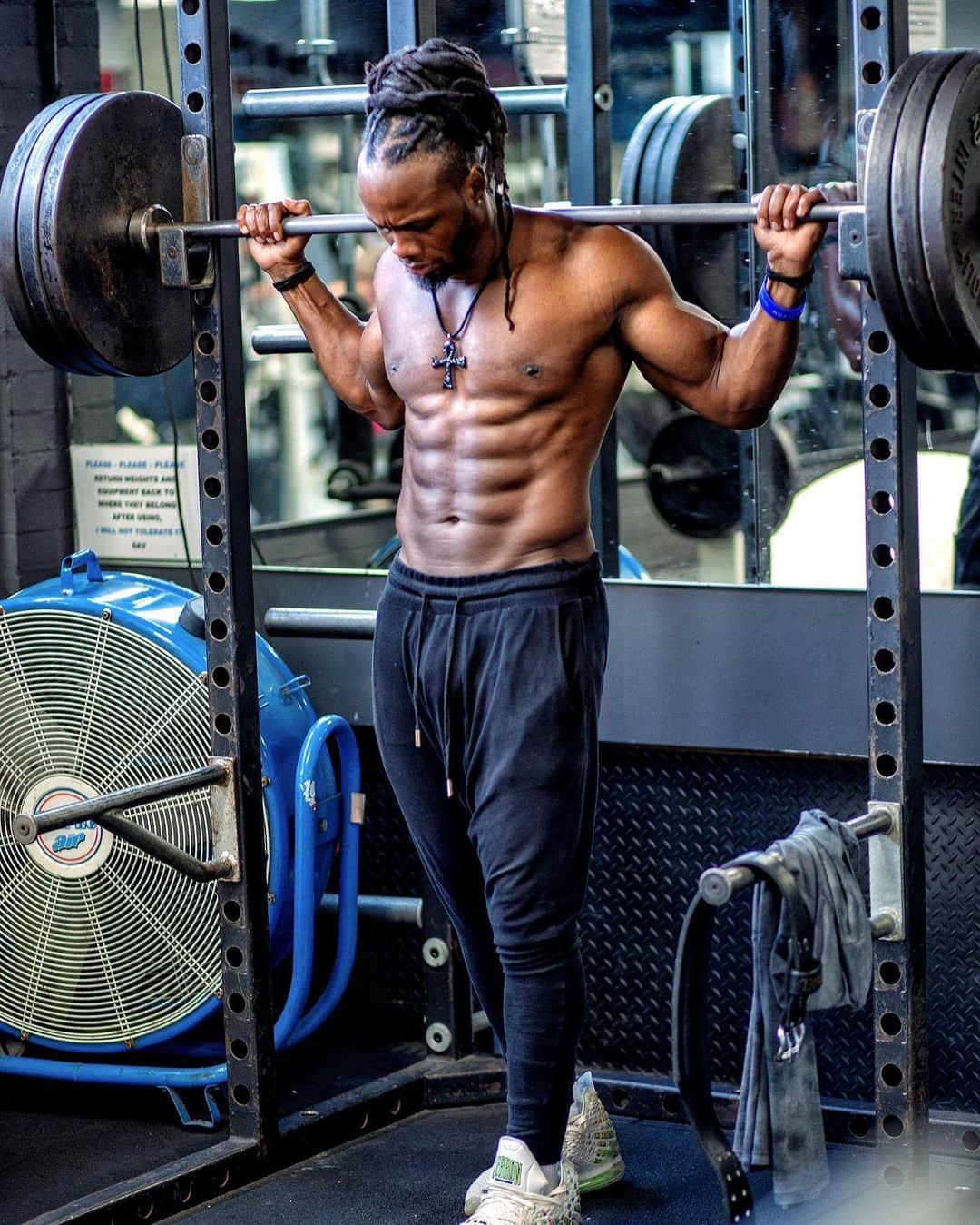 Ulissesworldのインスタグラム：「Tough times don't last, tough people do 💪🏾  Building youre physique is a marathon, not a sprint. You ned to perect each muscle, understand what food is best for you and your training style and most importantly not to give up when it begins to get tough.   If you want to become more consistent with your fitness goals, follow the link in my bio and let me help you with your custom workout and meal plan 🔗    #ulissesworld #iamdedicatedarmy #motivation」