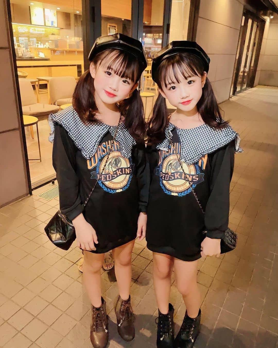 ららここさんのインスタグラム写真 - (ららここInstagram)「.       @urbancherry_ さまの ギンガムチェックビッグカラー ロゴプリントワンピース❤︎ 　 このワンピめちゃくちゃ可愛くて ららここもママもお気に入り💗 　 ギンガムチェックの大きな襟が 女の子らしくて可愛いけど ロゴプリントがかっこいい感じで 組み合わせが可愛すぎ🙌💕 　 髪の毛伸びてきたから 大好きなツインテールも 出来るようになって嬉しい🥰 　  ------------------------- 身長128cm👧128cm one-piece ▷ 130cm着用 ------------------------- 　 one-piece ▶︎ @urbancherry_  bag ▶︎ @jellykids_select  béret ▶︎ @princess_shine_account  boots ▶︎ @grbirthday  　   #lalacoco #ららここ #双子 #twins #9歳#子供服 #韓国子供服 #小学生コーデ #キッズコ ーデ #キッズファッション #kidscode #こどもふく #インスタキッズ #キッズコーデ女の子 #小学生女子 #キッズ服 #小学生 #kidsfashion #ig_kidsphoto #kids #kidsootd #毎日がバースデイ#バースデイ購入品」8月30日 20時56分 - lacolaco0612