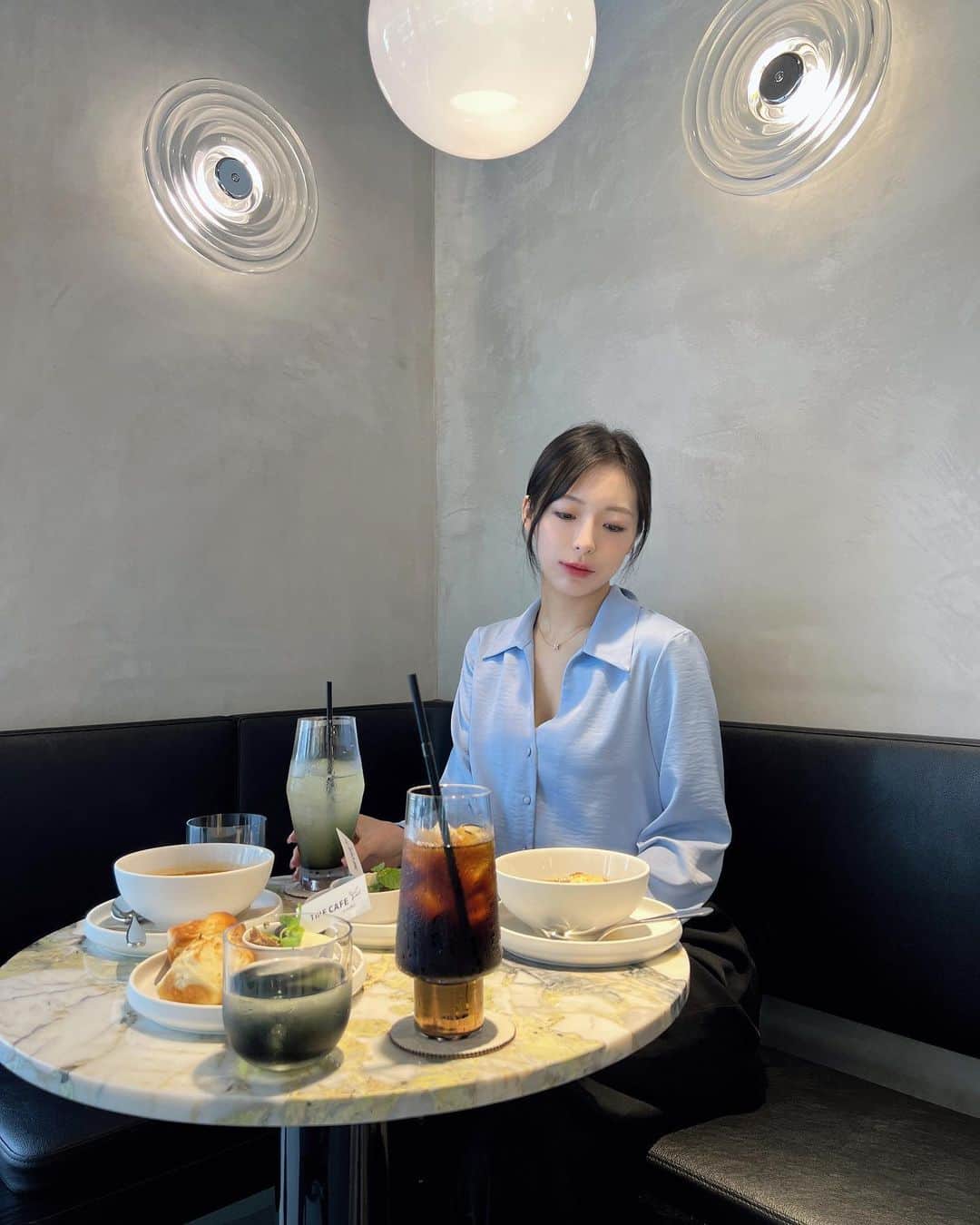 藤堂ラナのインスタグラム：「出勤前にカフェランチ🍽  @thecafe_bycadet   せっかくなら可愛いお洋服 着ていきたかったんだけど この日はｴﾘｱﾏﾈｰｼﾞｬｰの日だったので🤦🏻‍♀️  #カフェ #青山カフェ #青山ランチ #ootd #fyp #일본 #데일리#카페  #instagood」