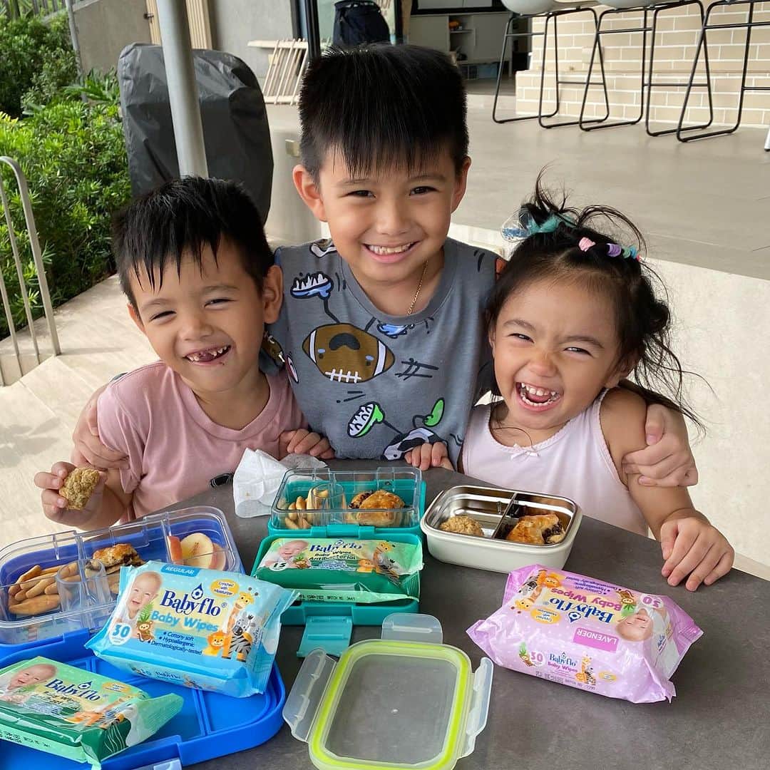 Iya Villaniaのインスタグラム：「Snack time can happen anytime, anywhere for our kids, so sometimes kapag nasa outdoor kami and we can't wash our hands, we've got Babyflo Baby Wipes to use before and after eating 👍🏼 It's perfect for long travels too! 🩵 #SayaNgAlagangBabyflo  Head on over and add to cart here: https://store.philusa.com.ph/collections/babyflo」