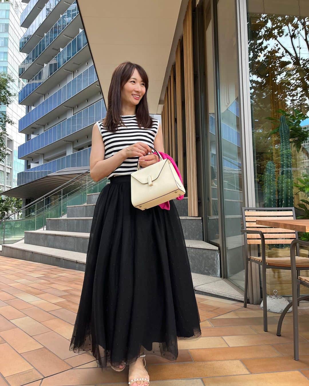 吉田早織のインスタグラム：「@tsurubymarikooikawa のスカートが主役な日🕊️🤍  AWのふわふわシリーズも届いたので涼しくなるのが待ち遠しいです☺️  #tsurubymarikooikawa #ツルバイマリコオイカワ #ママコーデ #158cm #158cmコーデ」