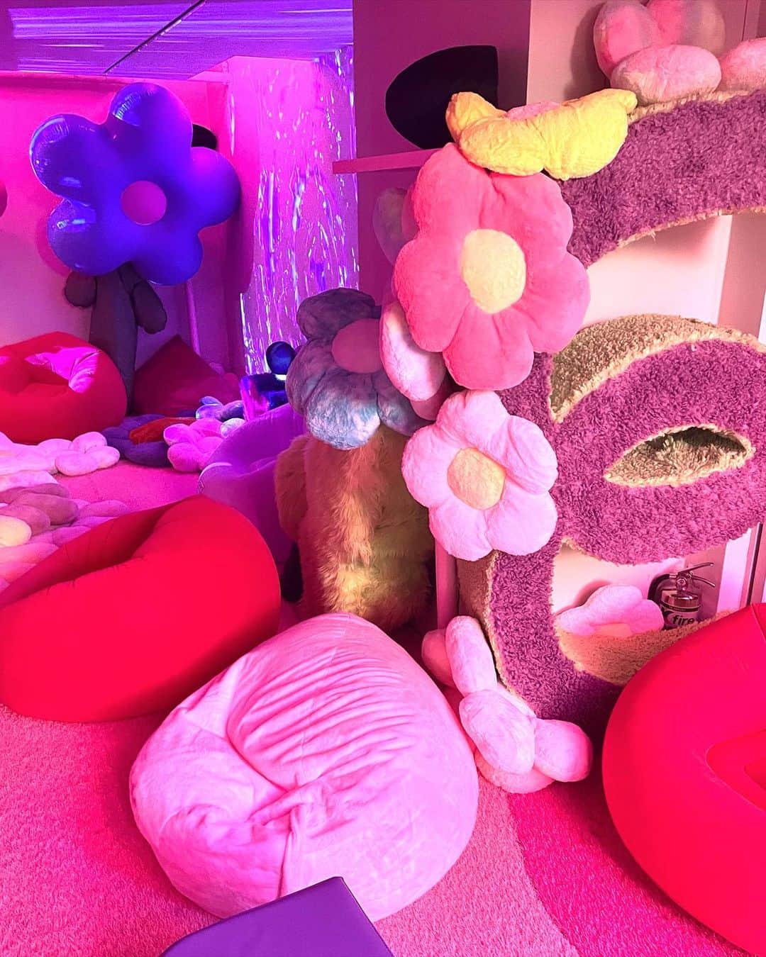 原涼香のインスタグラム：「The Transecendence room🌼💖🌼💖 @groundby.comfort の展示は毎回おもしろくて つい行きたくなっちゃうᐢ.ˬ.ᐢ ♡ この日はたまたま貸し切りでちょーゆっくりしちゃった！癒し ㅤㅤㅤㅤㅤㅤㅤㅤㅤㅤㅤㅤㅤ 〜10/15までやってるみたいです🫶🏻🎀 ㅤㅤㅤㅤㅤㅤㅤㅤㅤㅤㅤㅤㅤ」