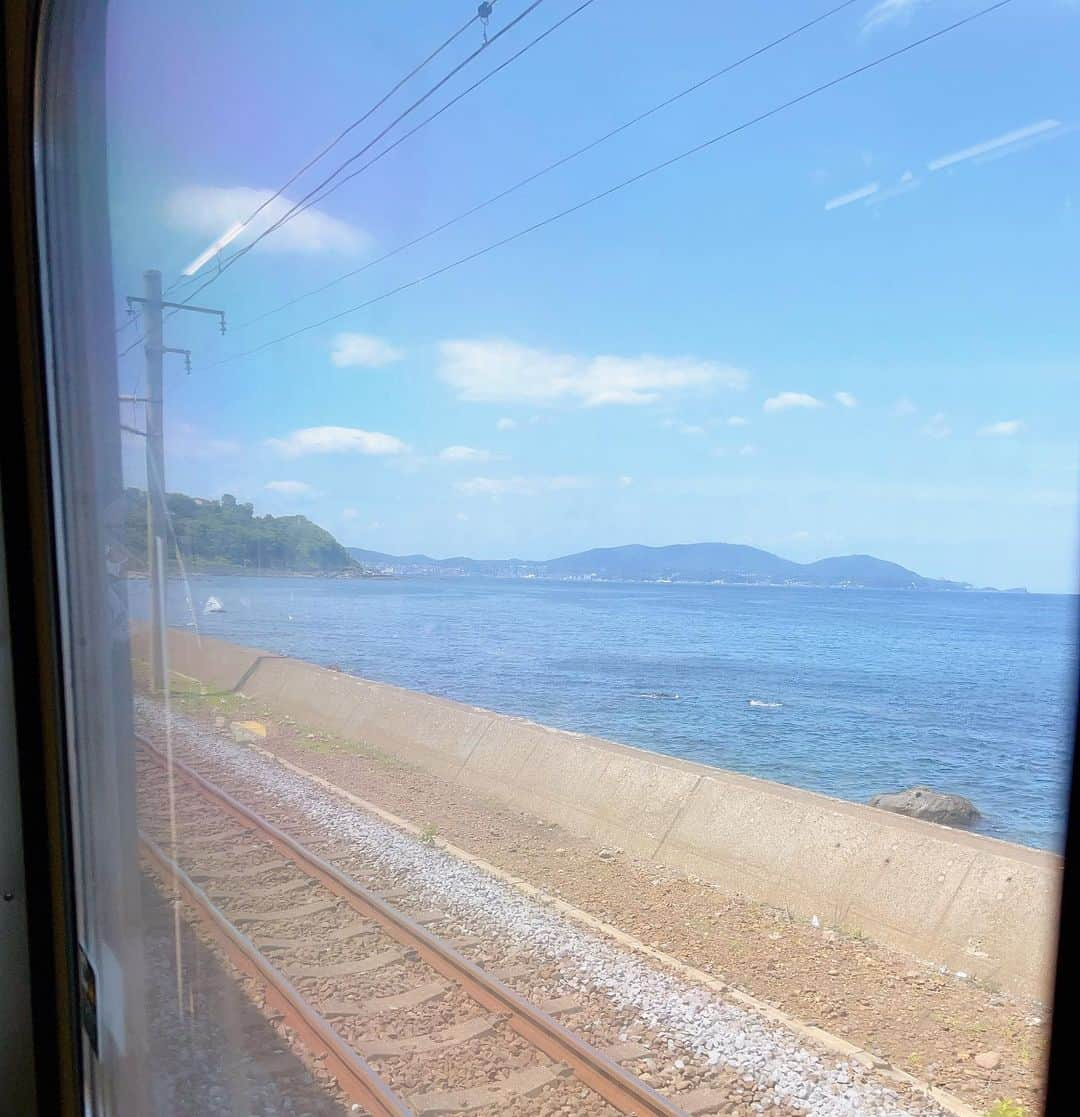 村上シェリーさんのインスタグラム写真 - (村上シェリーInstagram)「On our way to #Otaru  to visit relatives.  #hokkaido 🚊   The Hokkaido Shinkansen Line will open in 2030, connecting Tokyo to Sapporo・Otaru in 5 hours 🤍   初めましての親戚を尋ねて小樽へ〜✨ 電車の色と空の色が最高のコンビネーション🩵  2030年に東京-札幌・小樽 間を 5時間で結ぶ #北海道新幹線 が開通するそう❗️  そんな手軽に小樽来れちゃうの…💡待ち遠しい✨  #tots #toddler #toddlerfashion #toddlersofinstagram #子供服  #modelkids #girlsfashion  #happybaby  #育児日記  #トドラーファッション #イクメン #イクメンパパと繋がりたい #ママと娘  #北海道旅行 #familytrip  #hokkaido  #sapporo  #家族旅行 #北海道 #成田空港 #naritaairport  #trip #japantrip  #travel #小樽  #小樽観光」8月30日 20時53分 - sherry_murakami