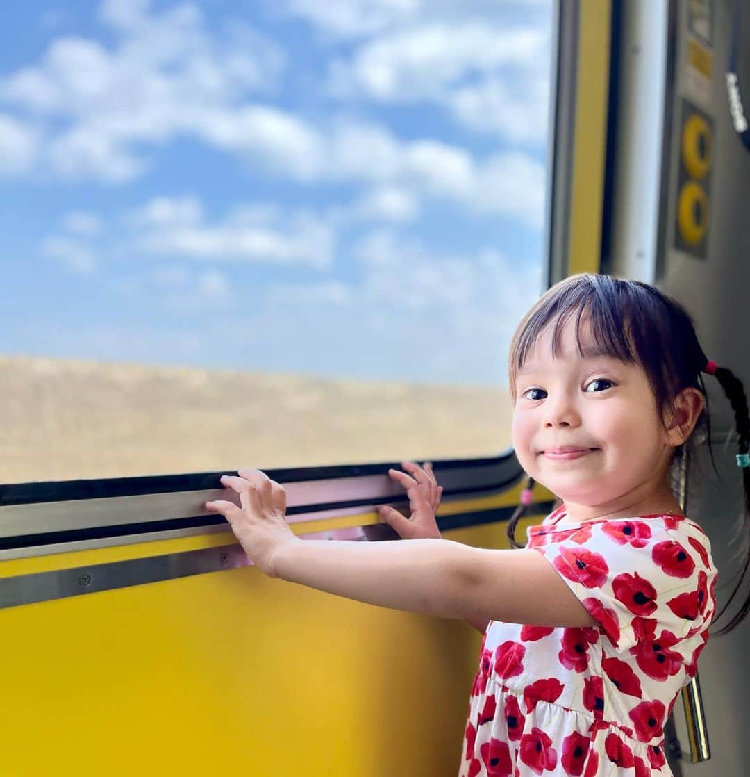 村上シェリーのインスタグラム：「On our way to #Otaru  to visit relatives.  #hokkaido 🚊   The Hokkaido Shinkansen Line will open in 2030, connecting Tokyo to Sapporo・Otaru in 5 hours 🤍   初めましての親戚を尋ねて小樽へ〜✨ 電車の色と空の色が最高のコンビネーション🩵  2030年に東京-札幌・小樽 間を 5時間で結ぶ #北海道新幹線 が開通するそう❗️  そんな手軽に小樽来れちゃうの…💡待ち遠しい✨  #tots #toddler #toddlerfashion #toddlersofinstagram #子供服  #modelkids #girlsfashion  #happybaby  #育児日記  #トドラーファッション #イクメン #イクメンパパと繋がりたい #ママと娘  #北海道旅行 #familytrip  #hokkaido  #sapporo  #家族旅行 #北海道 #成田空港 #naritaairport  #trip #japantrip  #travel #小樽  #小樽観光」