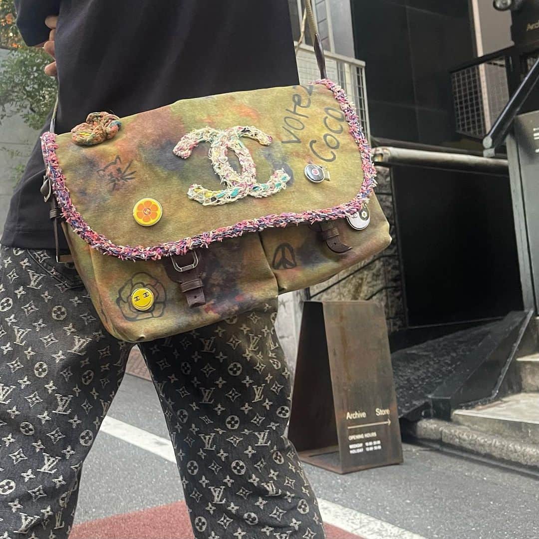 RINKAN渋谷店のインスタグラム：「. 《 CHANEL 》  MODEL : 2015 On The Pavements Large Messenger Bag ⁡ －－－－－－－－－－ー－－－－－－－－－－－－－－  商品の詳細につきましてはDM、又はお電話にてお問い合わせ下さい。 ⁡ DMやお電話からの郵送販売も可能です。 ⁡ ショッピングローンなど各種お支払い方法もご用意しておりますのでご相談下さい。 ⁡ International shipping is available. Please contact us though DM. ⁡ ⁡ 〈RINKAN SHIBUYA〉 TEL：03-5458-3050 LINE ID：@283swjhf」