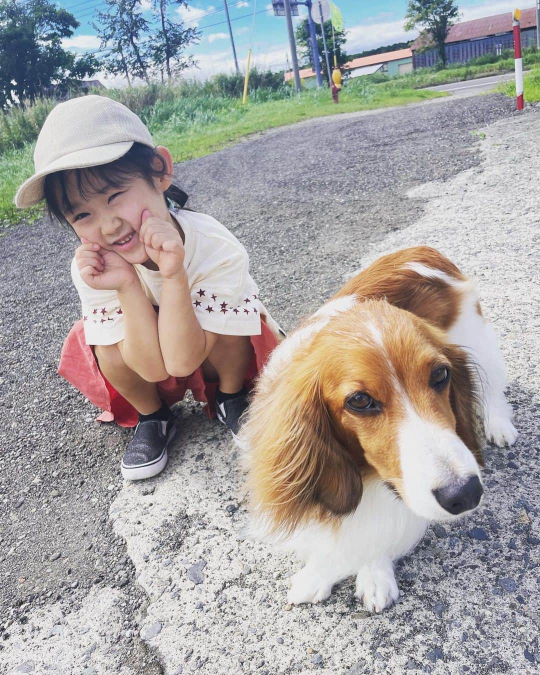 大菅小百合のインスタグラム：「夏休み残りわずか🌻 宿題は全て終わっているから学校へ行く準備をするのみ✏️✨「早く学校に行きたい‼️」と 楽しみにしてくれてるので親としては安心してるところ💓  じーとばーともお別れして暑い暑い関東に戻ってきました✈️  体調に気をつけながら9月も頑張っていこうねっ😍⤴︎ クーラーのある生活快適です‼️✨🏠 ・ ・ ・ #北海道 #夏休み #もう終わりだね #別れは辛い #小学生 #女の子」
