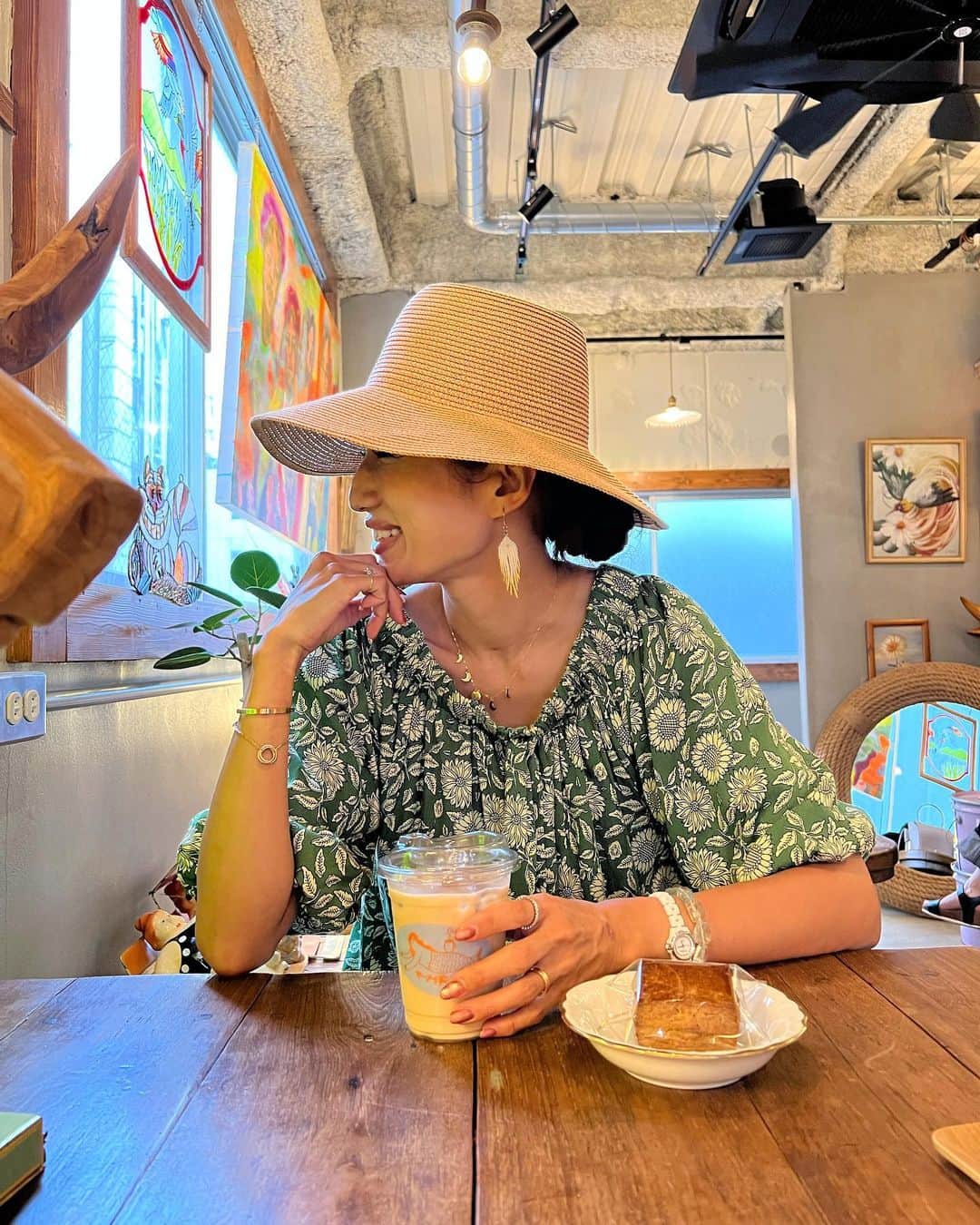 eiko kagamiのインスタグラム：「娘とお気に入りカフェタイム。 インテリアとティファニーのトランプが可愛い☕️🙈📸  まだまだ暑くて楽ちんワンピが今日も大活躍！ オフショルとノーマルネック、両方可能な優秀な子だよ😍👏  是非webをcheckしてね♡ @sandlessmoon  . . . . . . #親子#カフェタイム#マーメイドコーヒーロースターズ#ワンピース#ワンピースコーデ#大人カジュアル#カジュアルコーデ#大人ボヘミアン#アラフォーコーデ#高身長コーデ#168cm#ママコーデ」